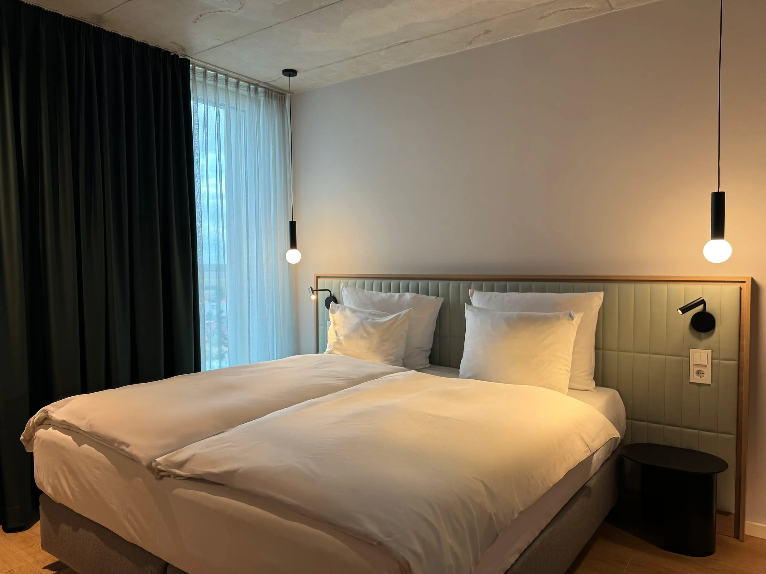 Durchdachtes Lichtkonzept und sanftes Licht im Gästezimmer – energiesparend, austauschbar und atmosphärisch.