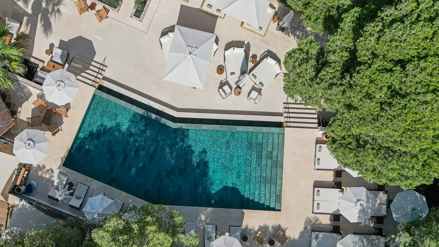 Das Teranka auf Formentera ist ein bohemienhaftes Strandrefugium, das mit Künstlerresidenzen, kreativen Aktivitäten, Yoga am Meer und Naturerlebnissen einen unkonventionellen Weg zu Wellness und emotionaler Erneuerung bietet.