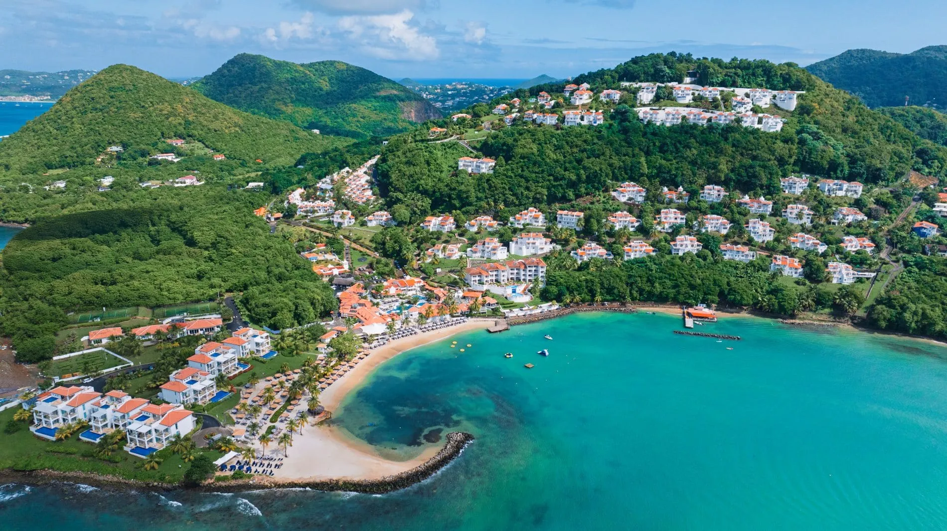 Das Windjammer Landing Resort & Residences liegt in den grünen Hügeln oberhalb der Labrelotte Bay auf St. Lucia.