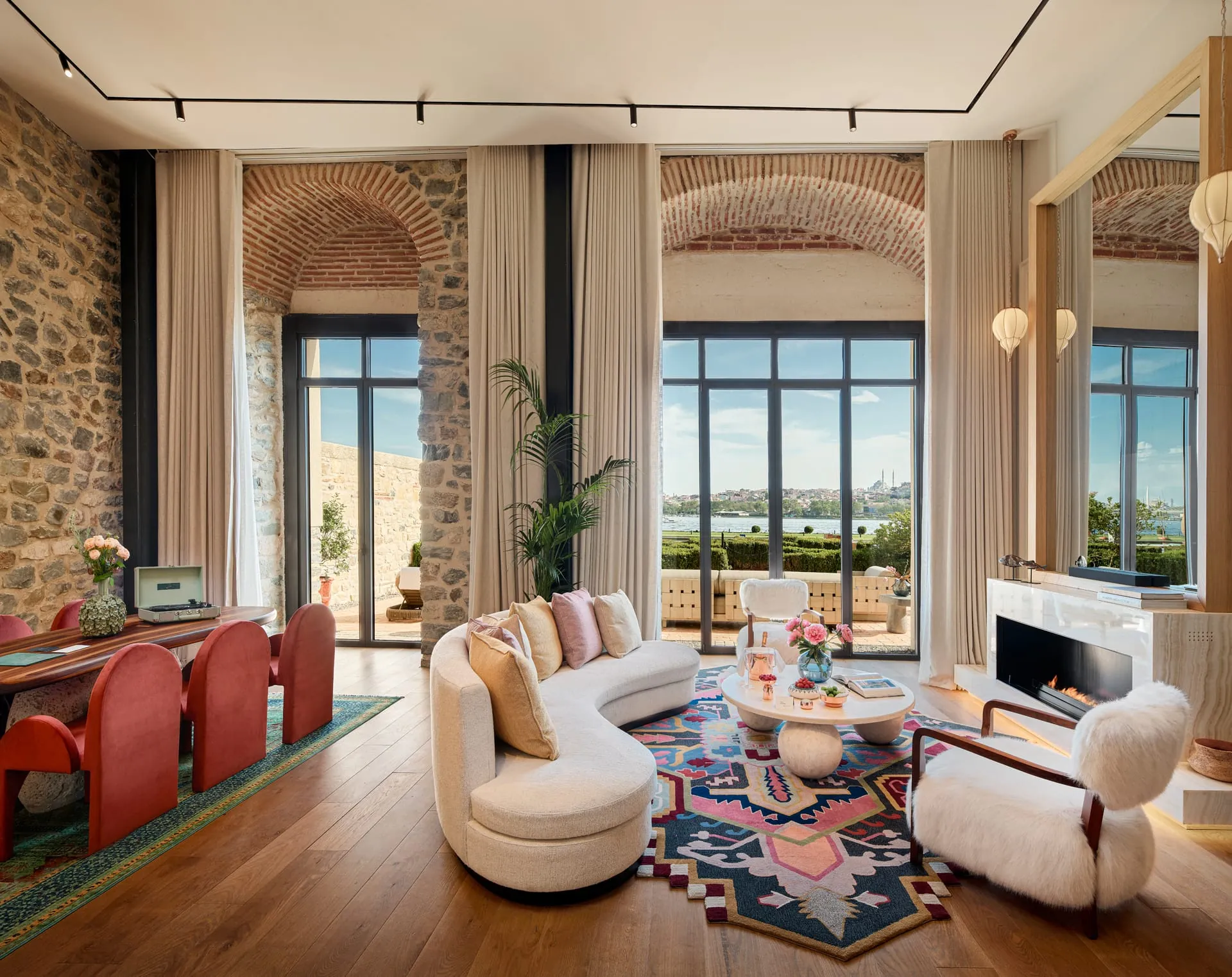 Véranda Suite: Großzügige, vielseitige Suite mit privatem Garten, hohen Decken und offenem Kamin; kombinierbar zu einer privaten Villa.