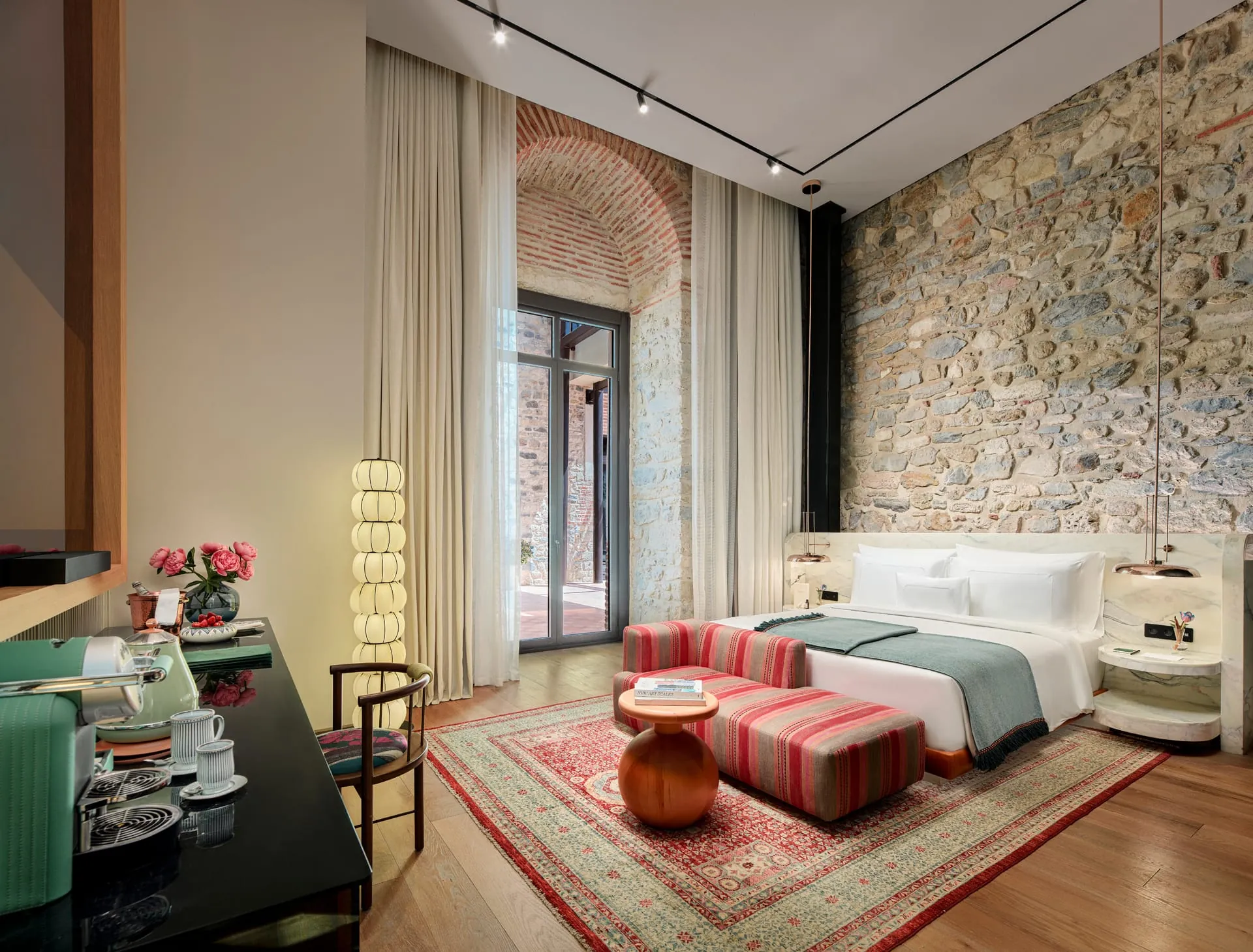 Atrium Chambre: Komfortables Zimmer mit einladender Atmosphäre und Blick auf das Goldene Horn.