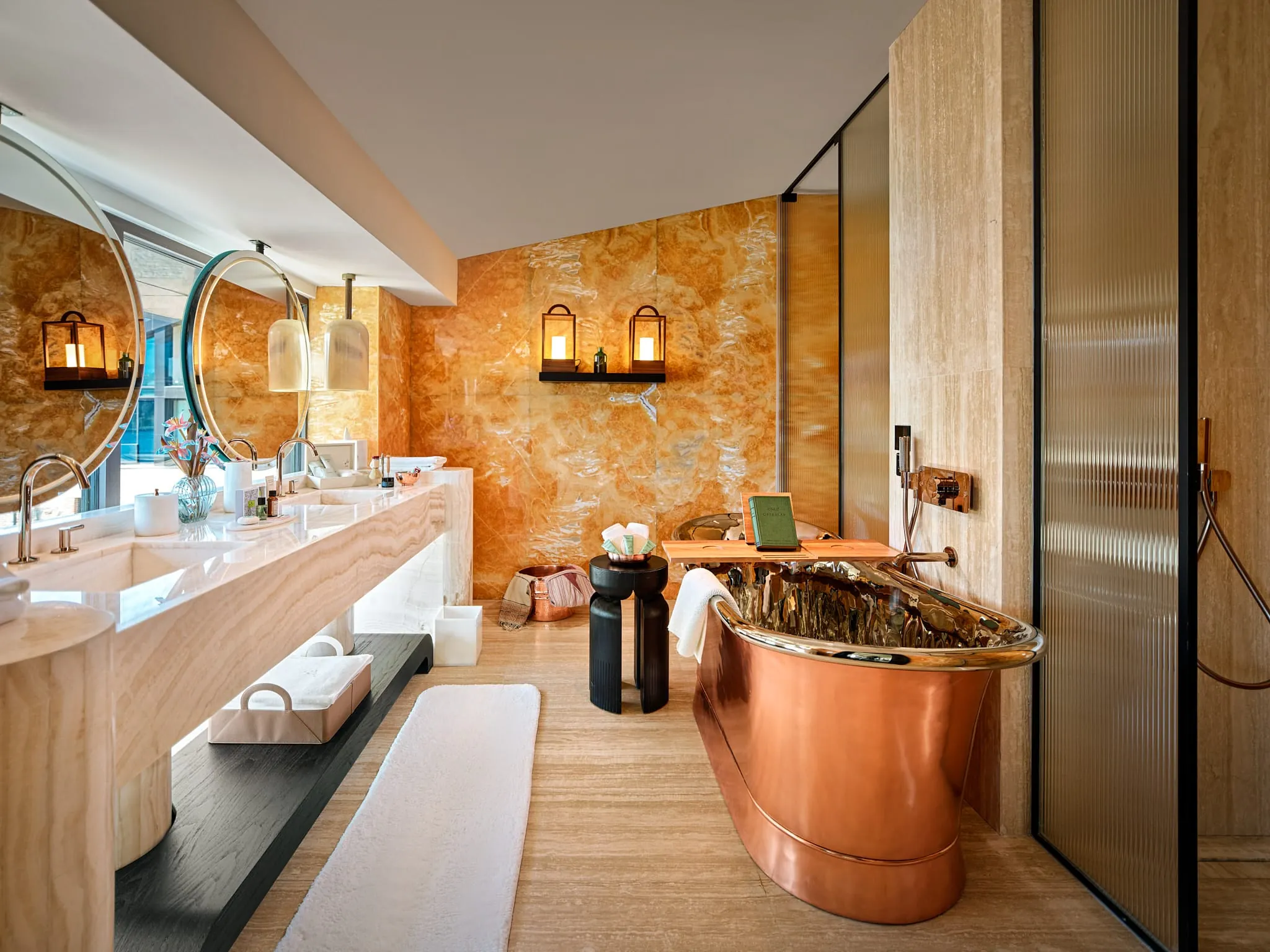 Badezimmer der Aliée Istanbul Suite: Helles, großzügiges Badezimmer ...