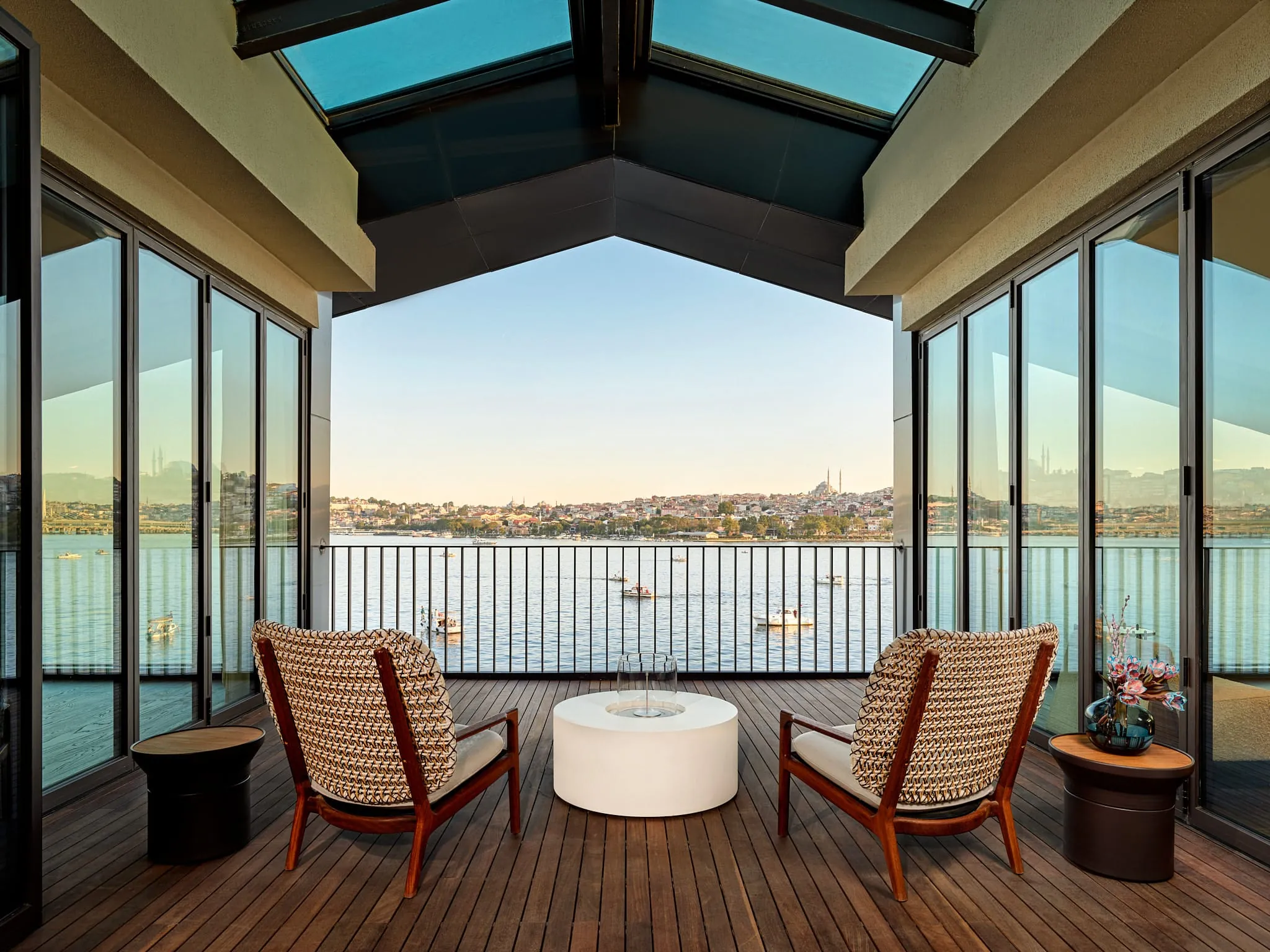 Großzügige, vielseitige Suite mit privatem Balkon und Blick auf den Bosporus.