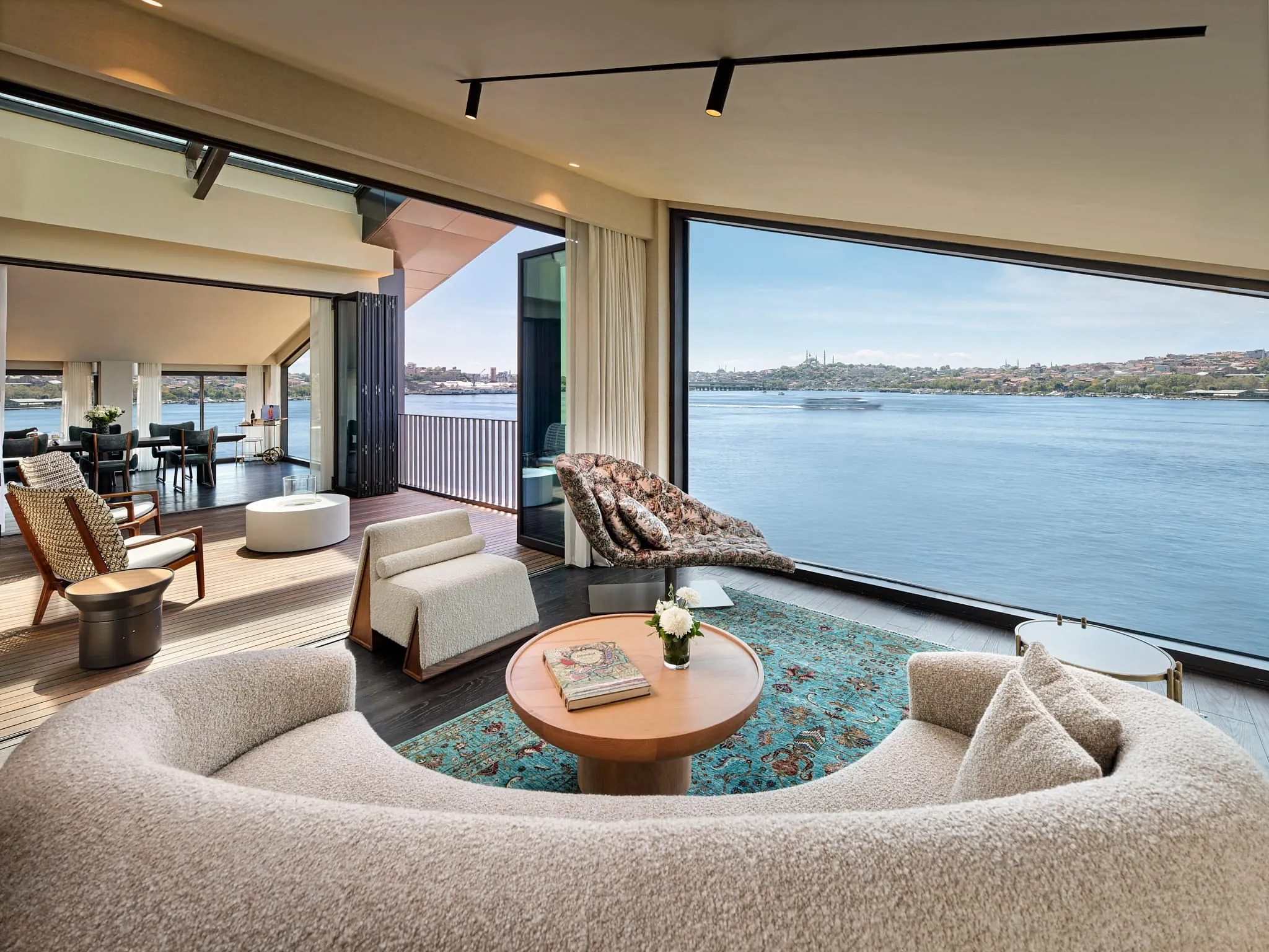 Liberté Suite: Großzügige Penthouse-Suite mit Blick auf die historische Halbinsel.