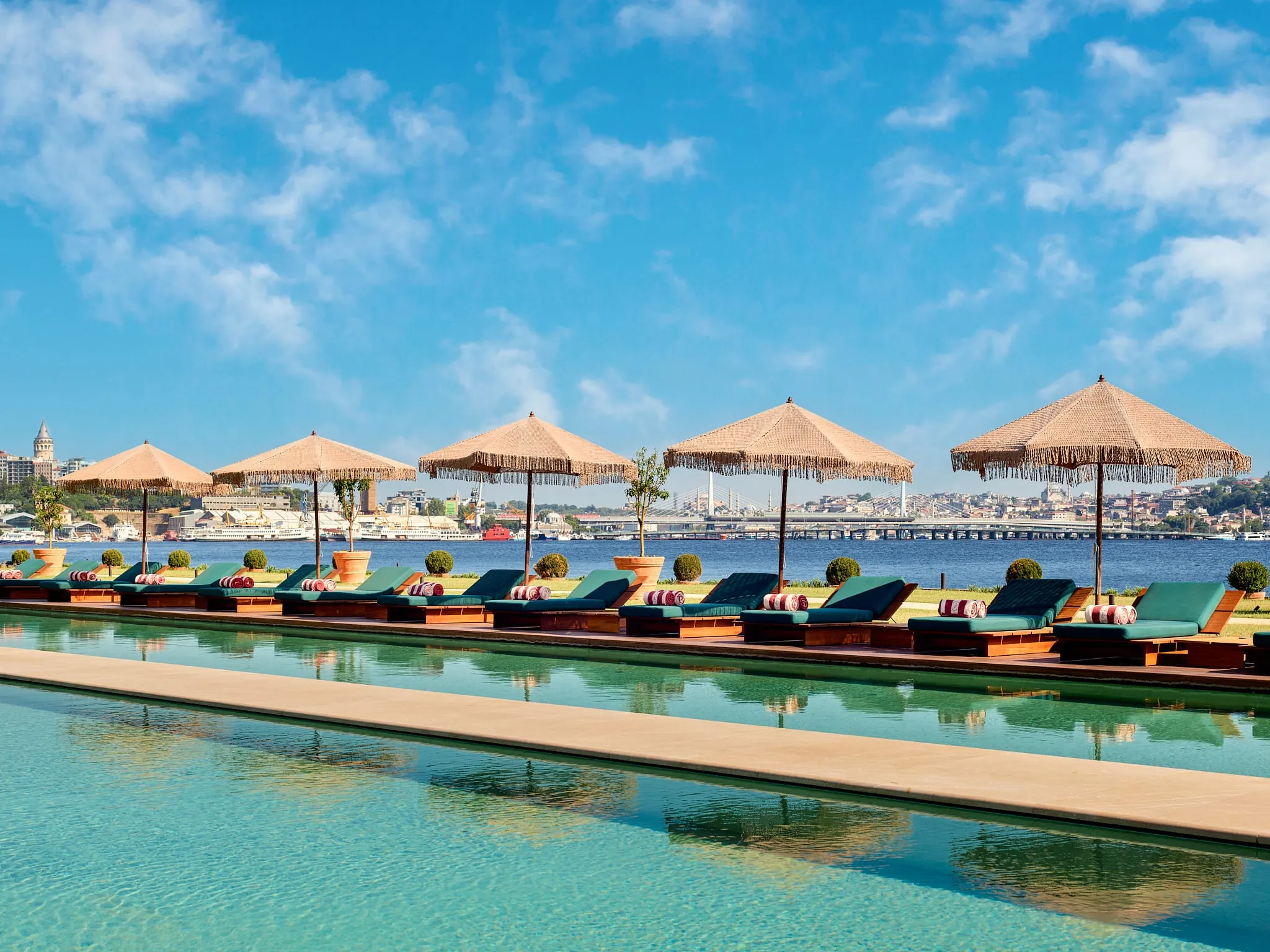 Poolanlage des Aliée Hotels Istanbul für Schwimmen und Entspannung.