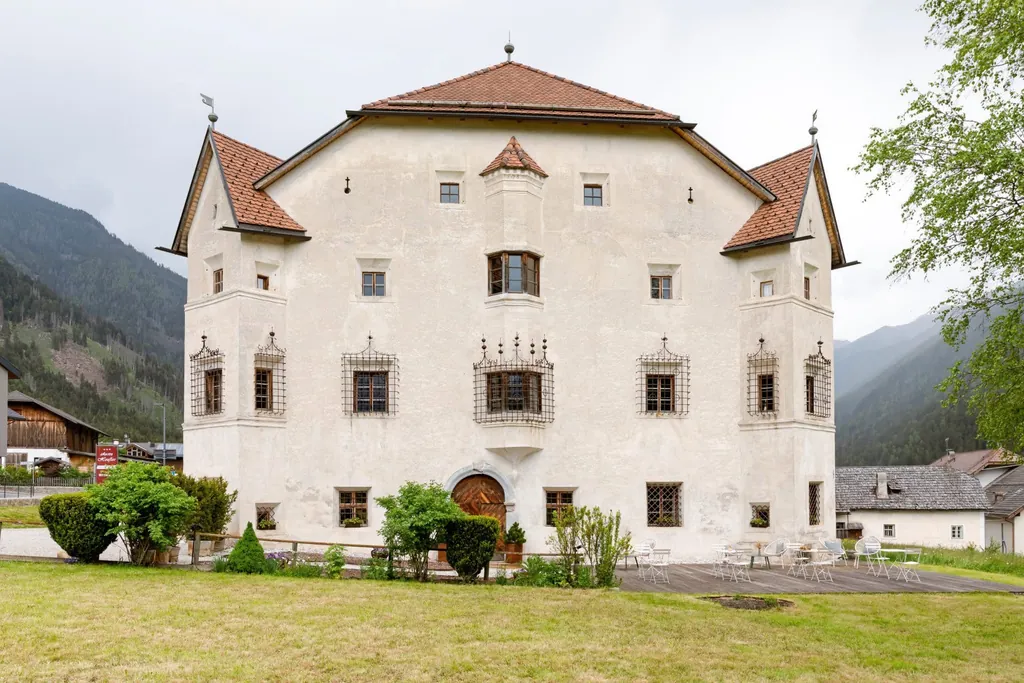 Der 1580 von der Familie Heufler von Rasen errichtete Bau z&auml;hlt zu den gut erhaltenen Beispielen der Renaissance-Architektur in S&uuml;dtirol.