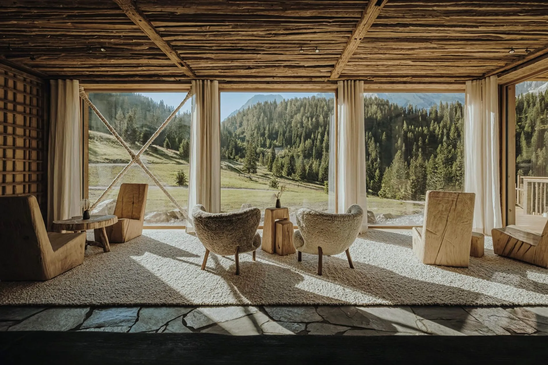 Das Eriro in Ehrwald, Österreich, ist ein Lodge-Hotel in den Tiroler Alpen, das einen bewusst unstrukturierten, zurückhaltenden Ansatz für Wellness verfolgt.