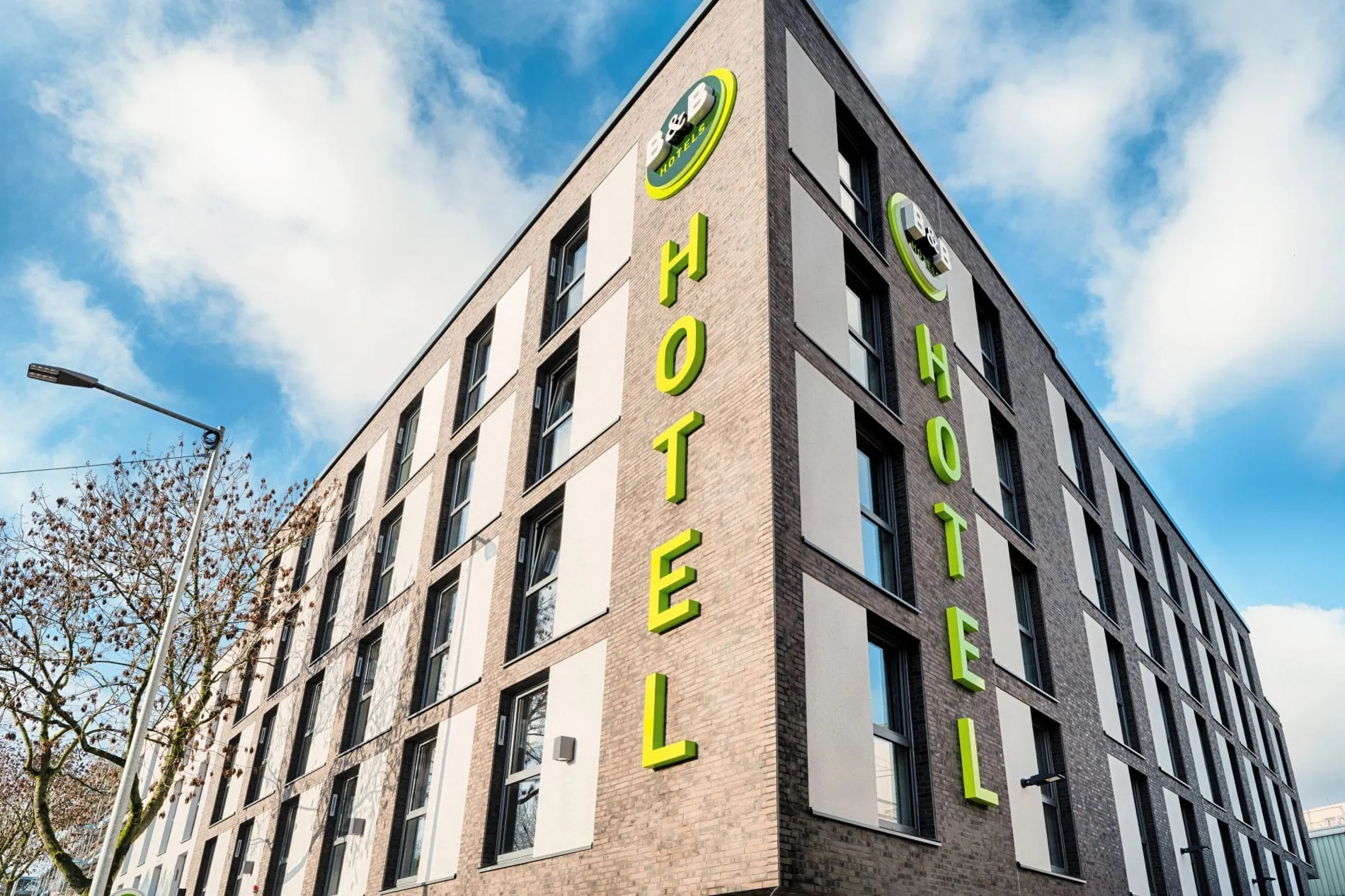 Charakteristisches Logo: Das B&B Hotel Bochum City in der Außenansicht.