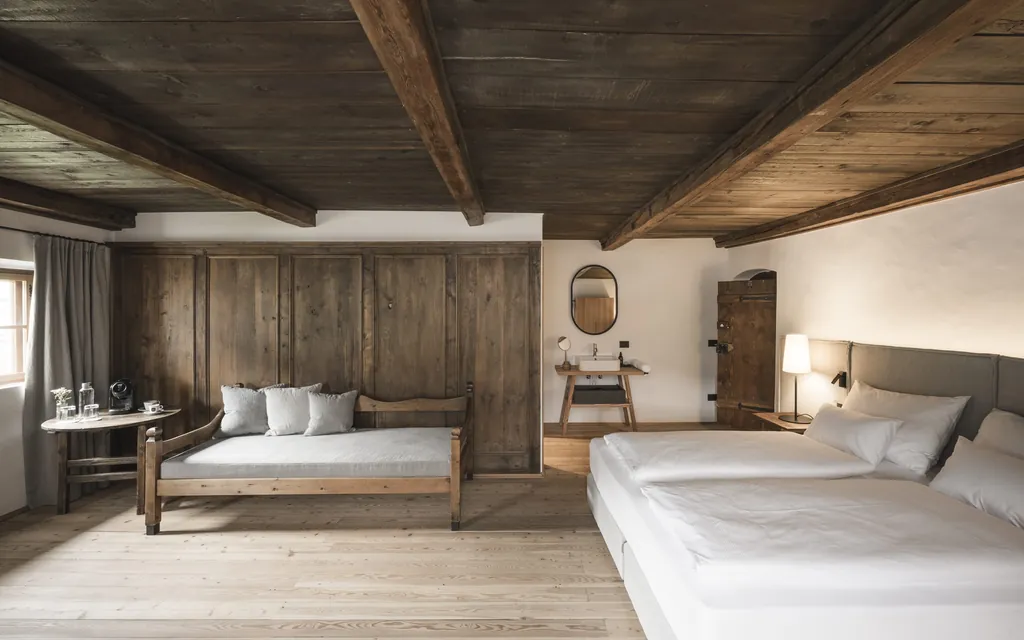 Eine von zehn individuell gestalteten Unterk&uuml;nften: die Junior Suite. Seit dem vergangenen Jahr ist das Haus Teil der Vereinigung Schlosshotels & Herrenh&auml;user.