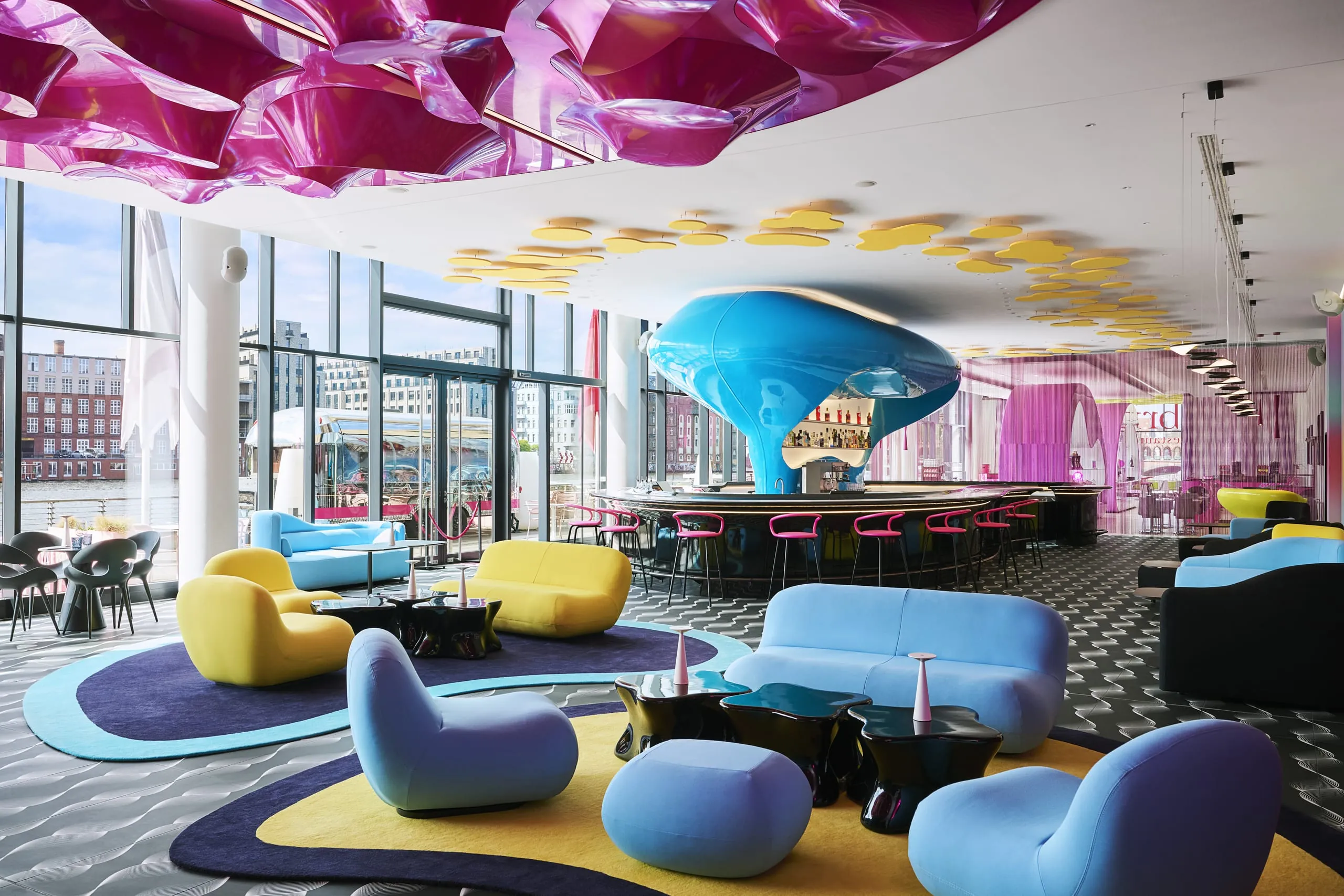 Die neu gestaltete BPM Bar im nhow Berlin setzt auf kräftige Farben sowie verspielte Texturen.