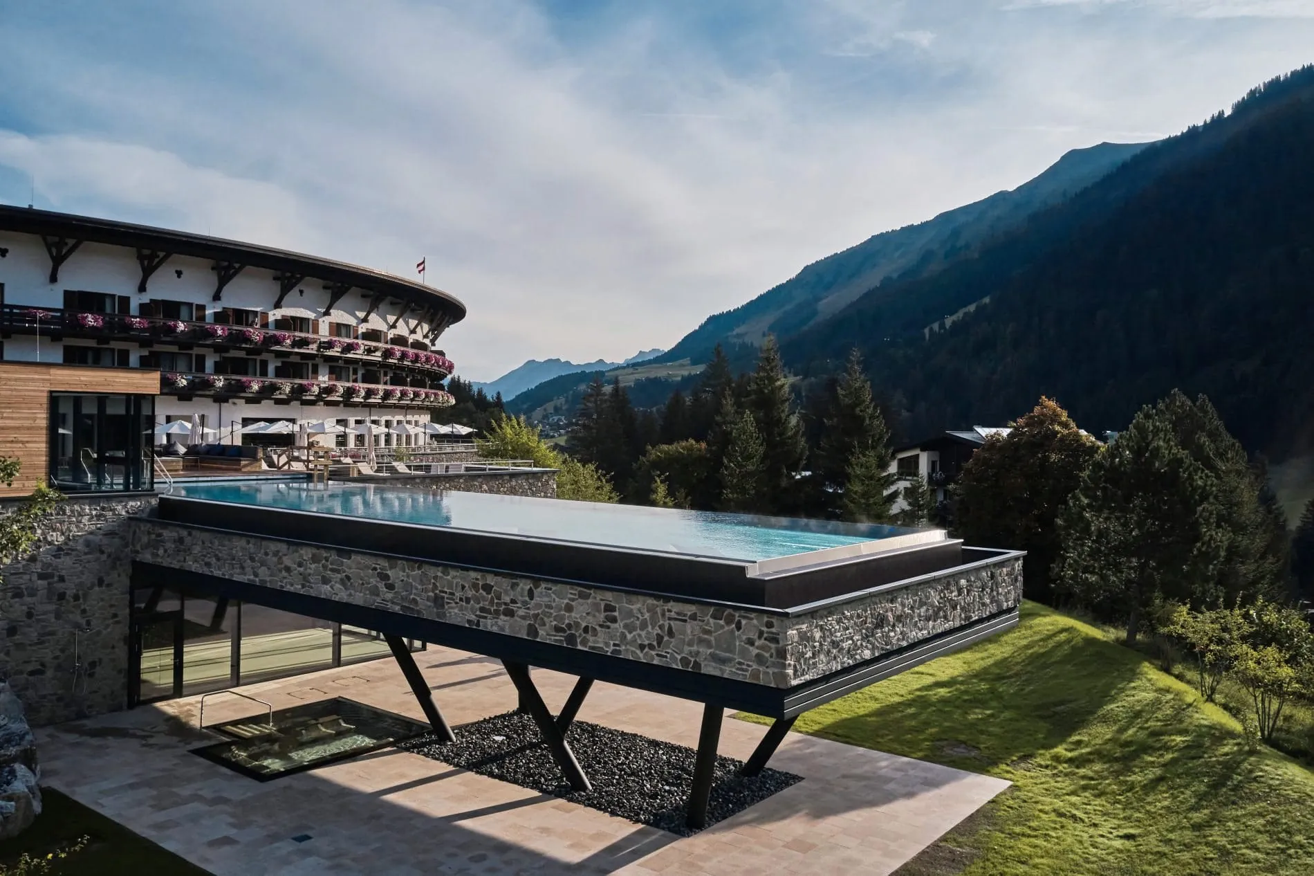 Ein Pool mit Panoramablick verbindet Wasser und Natur. Hier im A-Rosa Ifen Hotel im Kleinwalsertal, geplant von Alpstein Architektur.