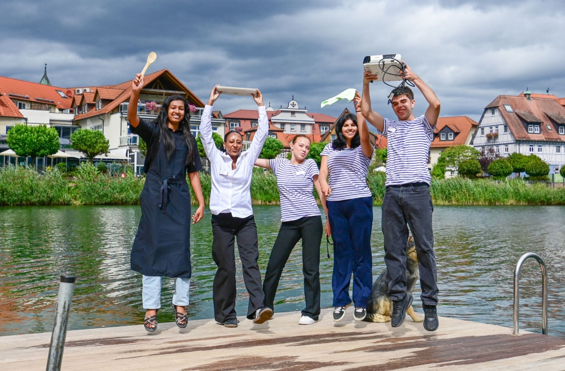 Mehr Bewerbungen als Plätze: Das Seehotel Niedernberg begrüßt seinen Azubi-Jahrgang 2025 - insgesamt sind sechs neue Talente zu den bestehenden zehn Auszubildenden hinzugekommen.