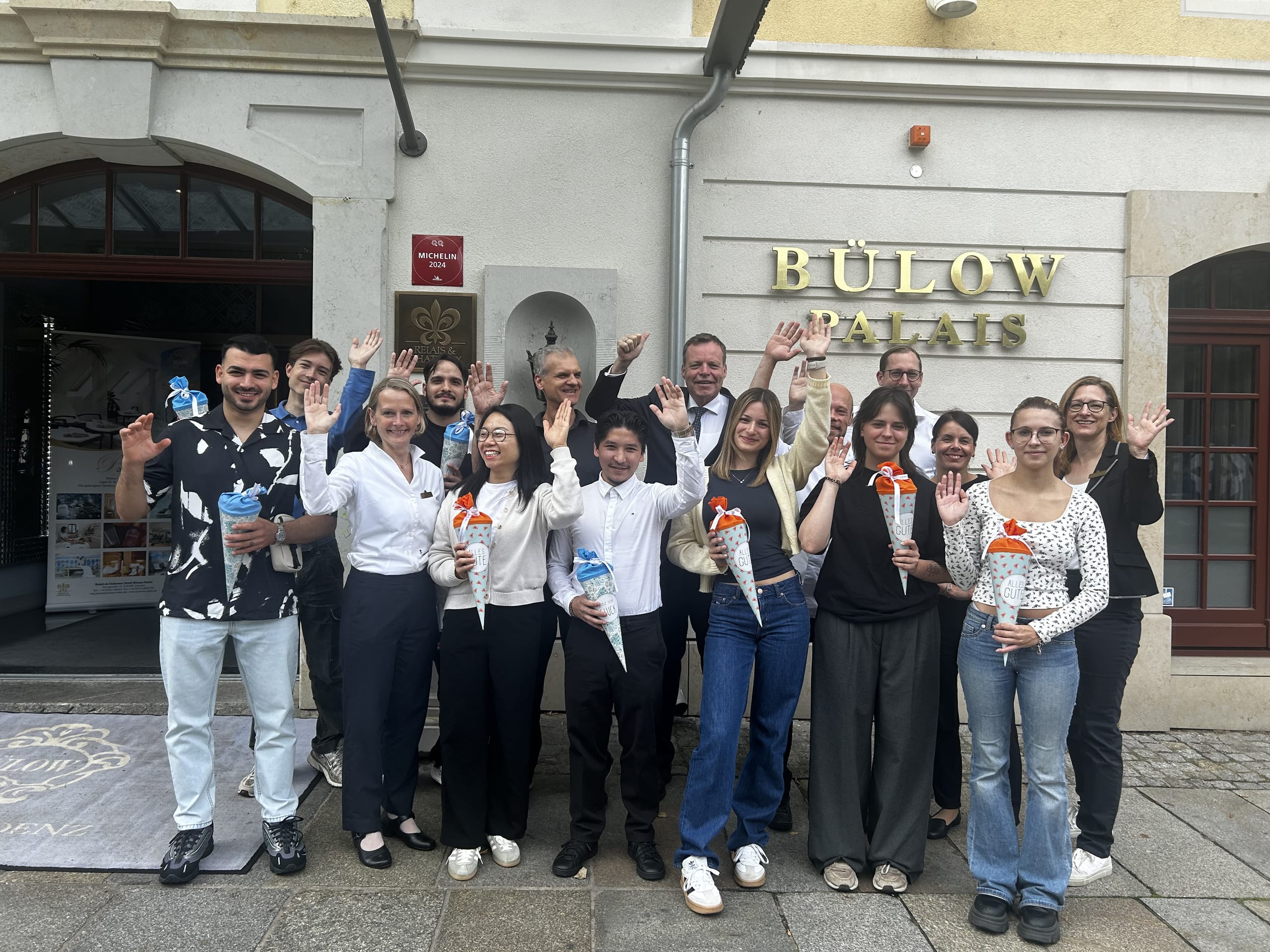 Karrierestart mit Stil: Die Azubis des Relais & Châteaux Hotel Bülow Palais beginnen in Dresden ihre Laufbahn.