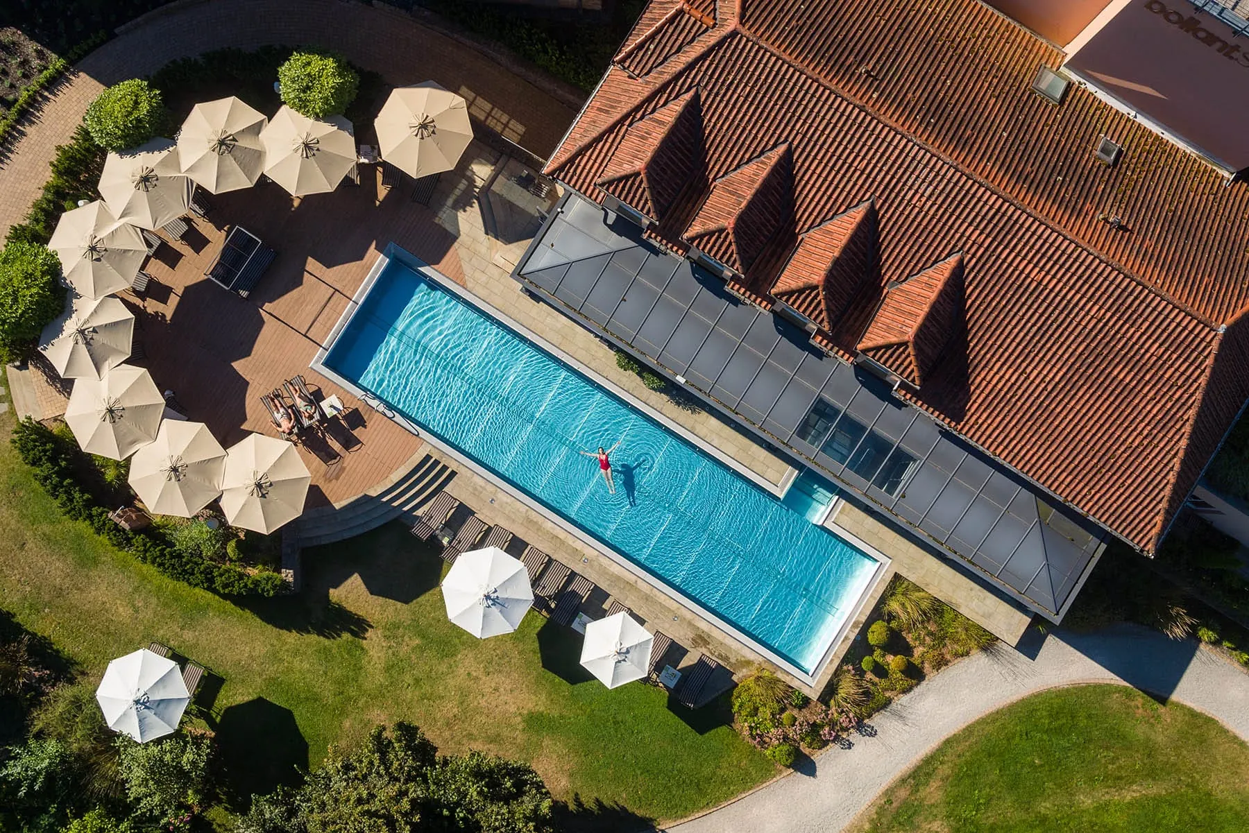 Blick auf den Hotelpool im BollAnts Spa im Park.
