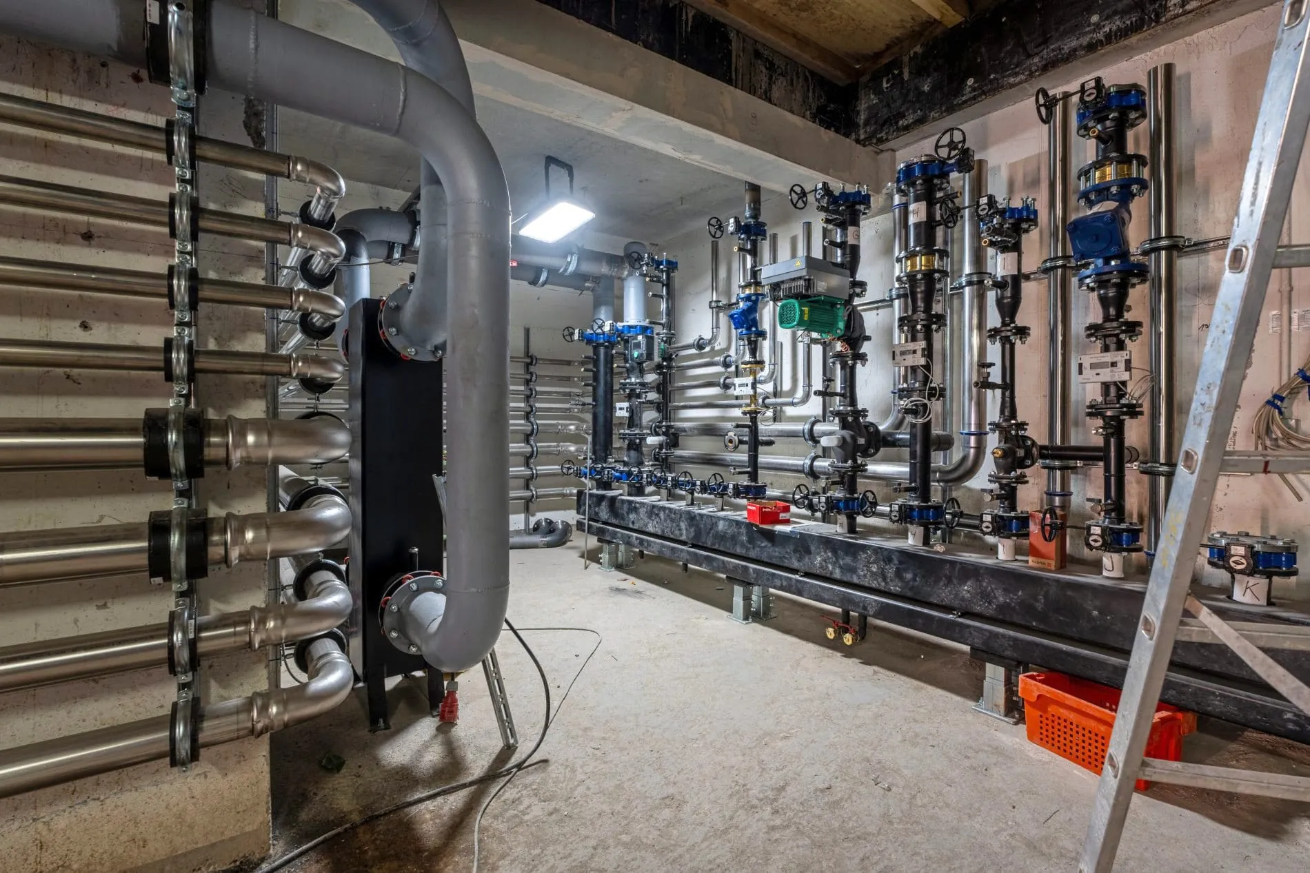 Das Hauptgebäude wurde komplett entkernt und erhielt neue Rohrleitungen, Elektrotechnik und Dämmung.