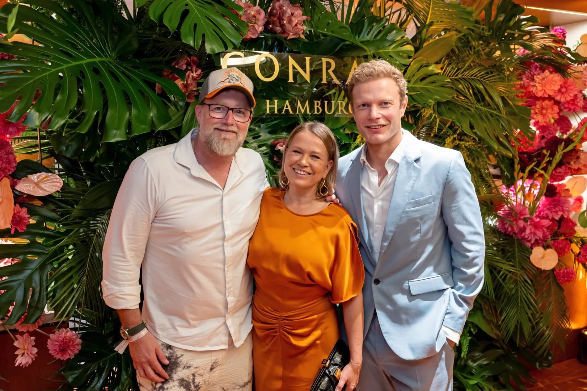 Opening-Gala: (von links) Koch Brian Bojsen, Moderatorin Nova Meierhenrich und Moderator Christian Stübinger.