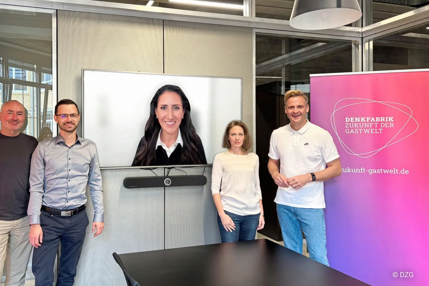 Traten in den Dialog: Thomas Müller (DZG-Mitglied und Roundtable-Ideengeber), Norman Ladig (Booking), Homeira Amiri (DZG), Alexandra Wolframm (Booking) und Dr. Marcel Klinge (DZG).