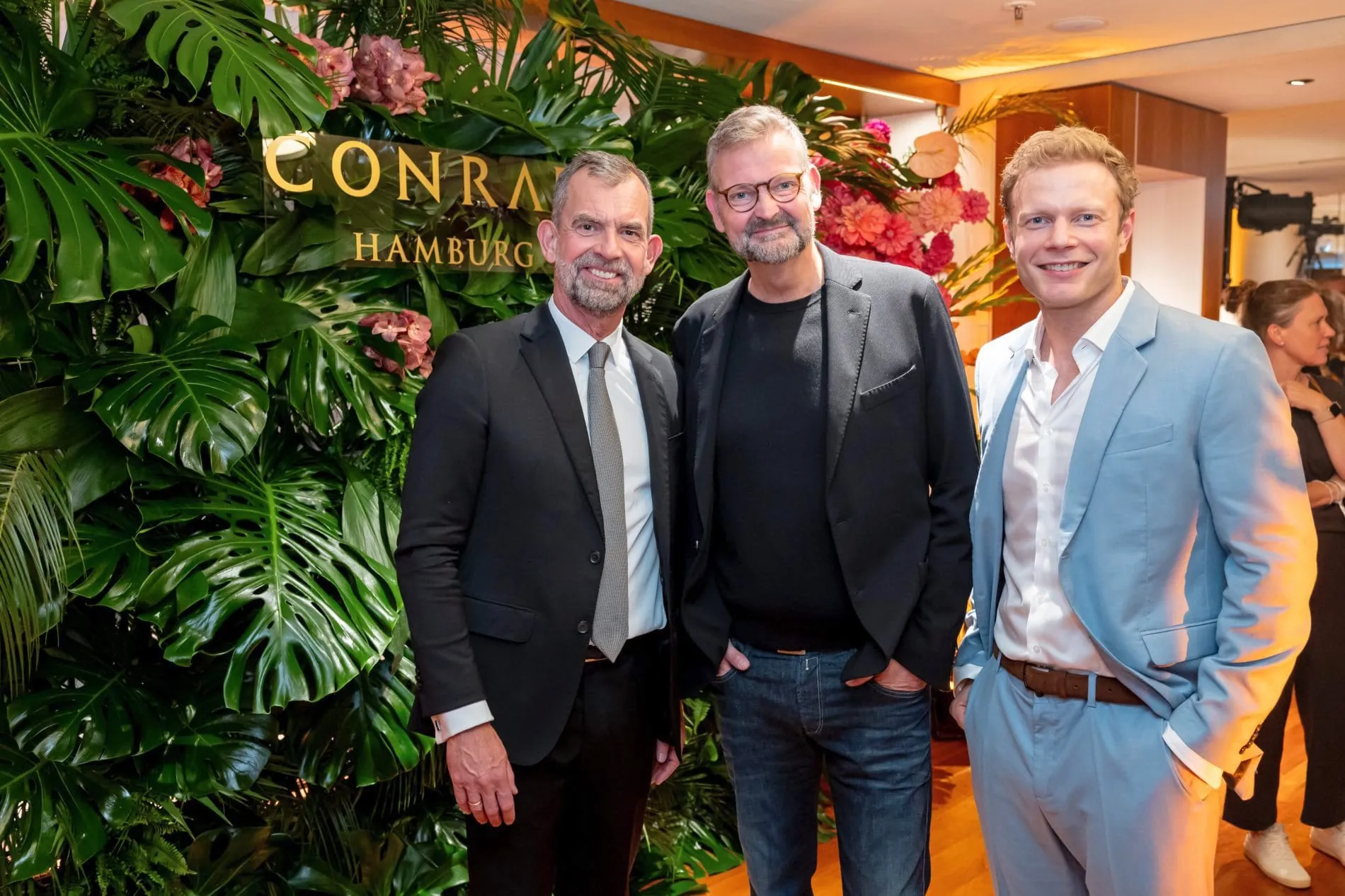 Opening-Gala: (von links) Jörg Frehse mit Thomas Martin und Moderator Christian Stübinger.