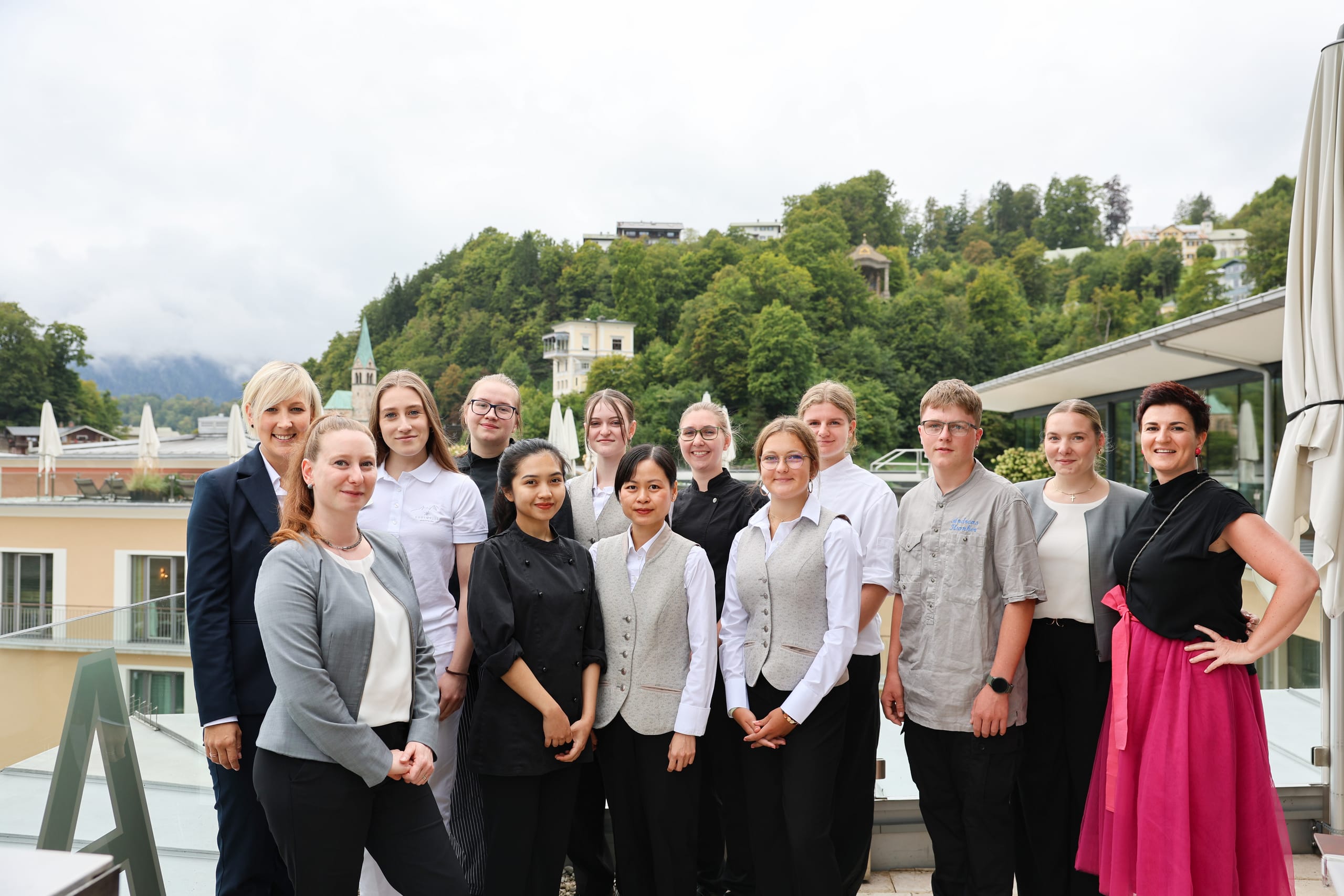 Neun Auszubildende starten in die Berufe Koch, Hotel- und Gastgewerbeassistenz und Spa.