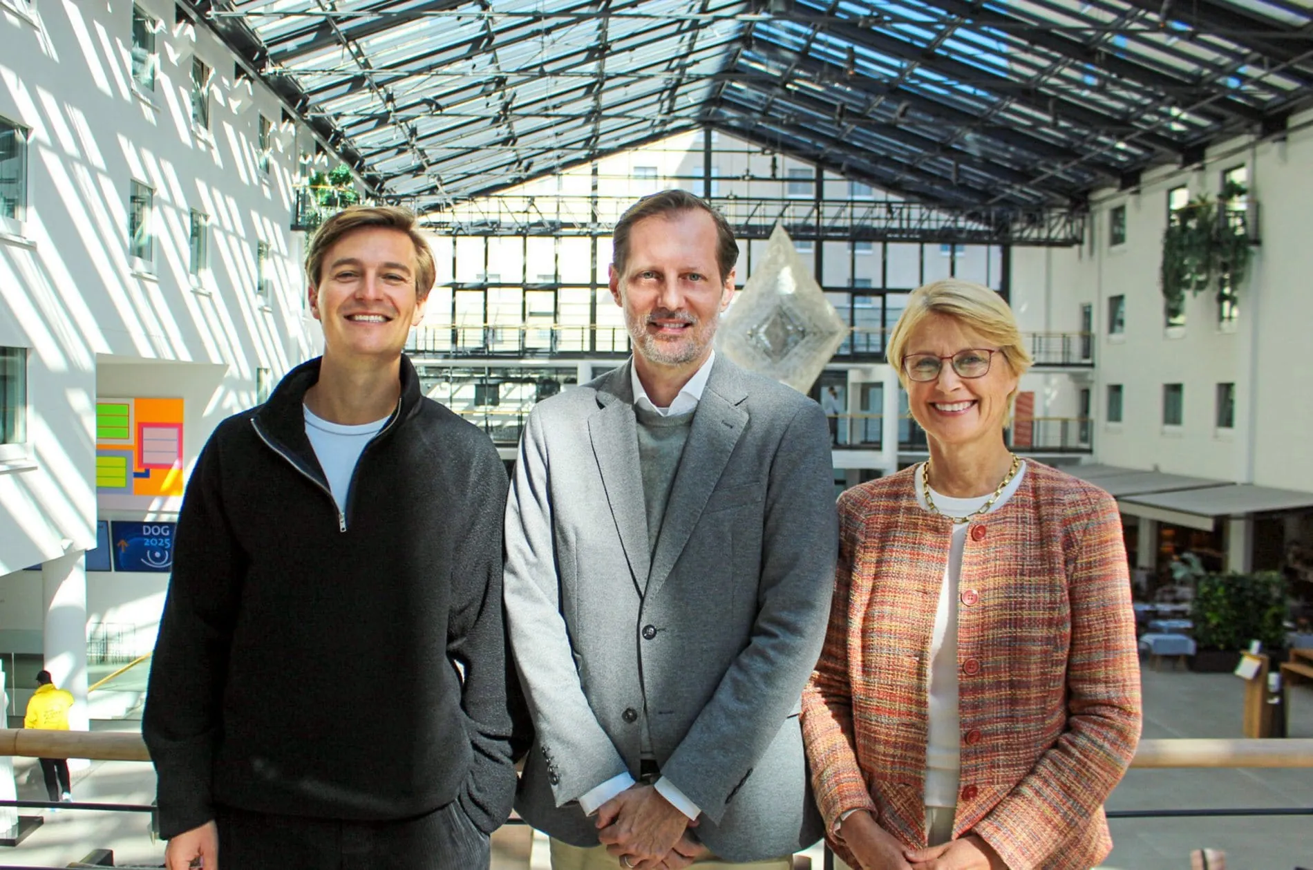 Daniel Neubauer (Mitte) mit Bauherr Maxim Streletzki (links) und der Geschäftsführerin des Estrel, Ute Jacobs (rechts).