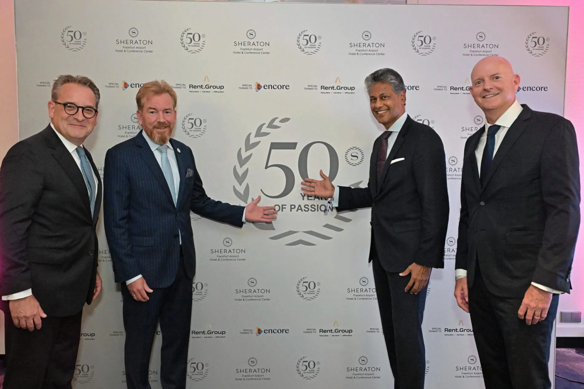 50. Geburtstagsfeier: (von links) Michel Miserez (Chief Financial Officer, EMEA, Marriott International), Rick Enders (General Manager Sheraton Frankfurt Airport Hotel & Frankfurt Airport Marriott Hotel), Satya Anand (President EMEA, Marriott International), Neal Jones (Chief Operating Officer Europe and Africa for Premium & Select properties, and Owner Partner Relations for EMEA, Marriott International).