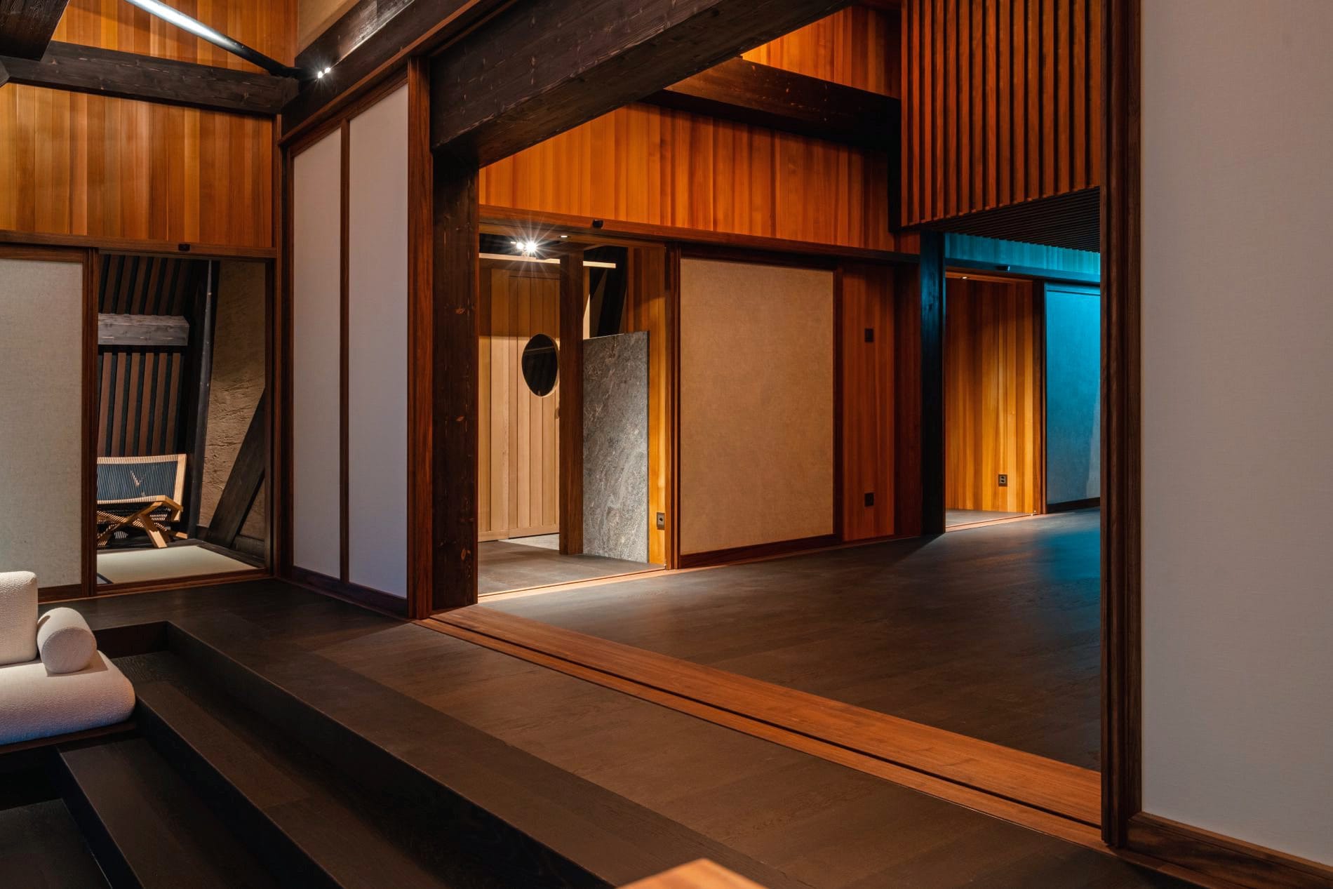 Laut der Architekten ist im Wellnessbereich eine beinahe „archaische Welt“ entstanden, in bewusstem Kontrast zur spiegelnden Eleganz der Suiten.