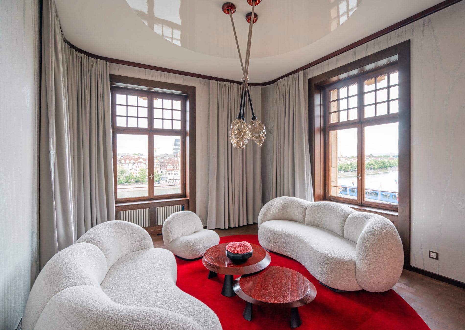 Gäste haben von der Suite aus einen freien Blick auf den Rhein. Die geblasenen Lampen stammen von von Matteo Gonet (Glassworks).