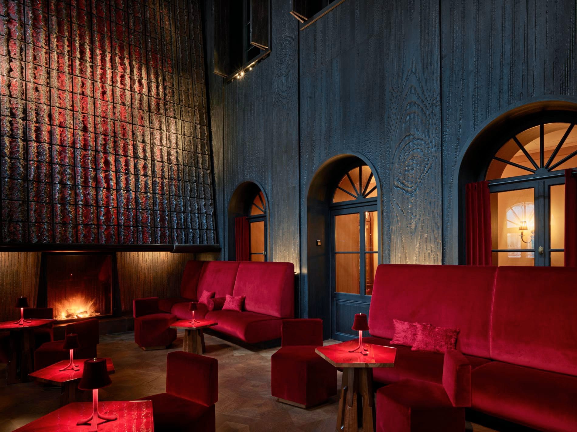 In der Zigarrenlounge „The Council“ entfernten die Architekten eine Geschossdecke, um mehr Raumhöhe zu schaffen.