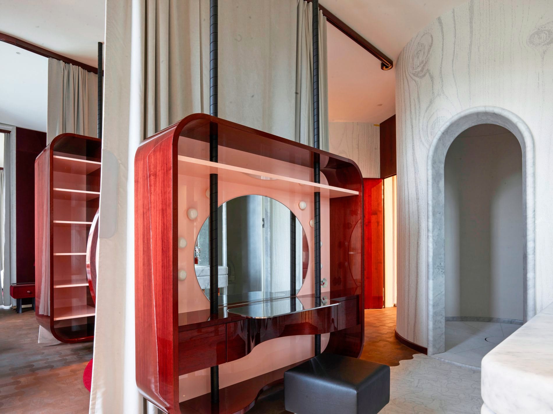 Die Suiten sind als offene Wohnräume ohne Trennwände konzipiert.