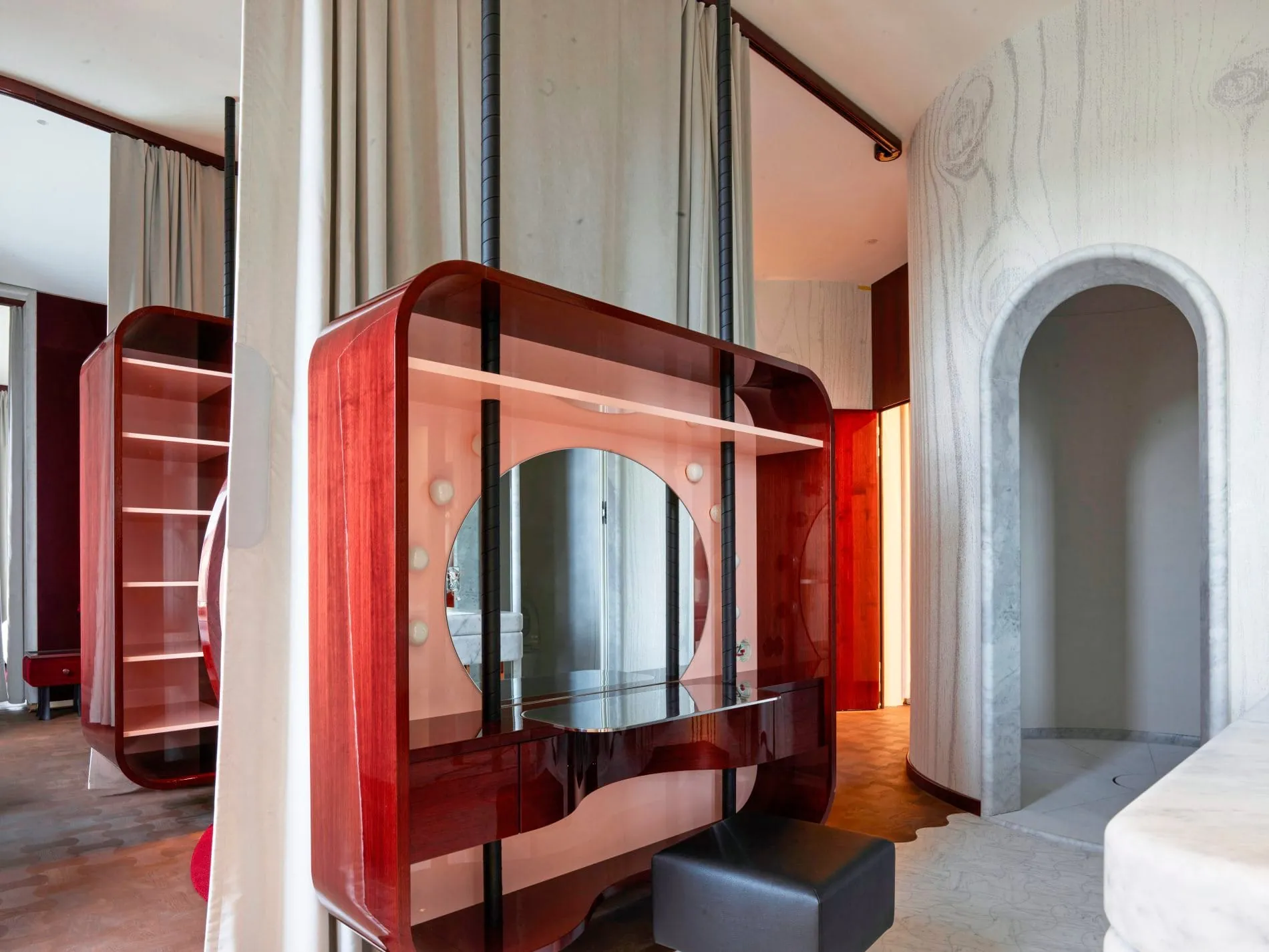 Die Suiten sind als offene Wohnräume ohne Trennwände konzipiert.