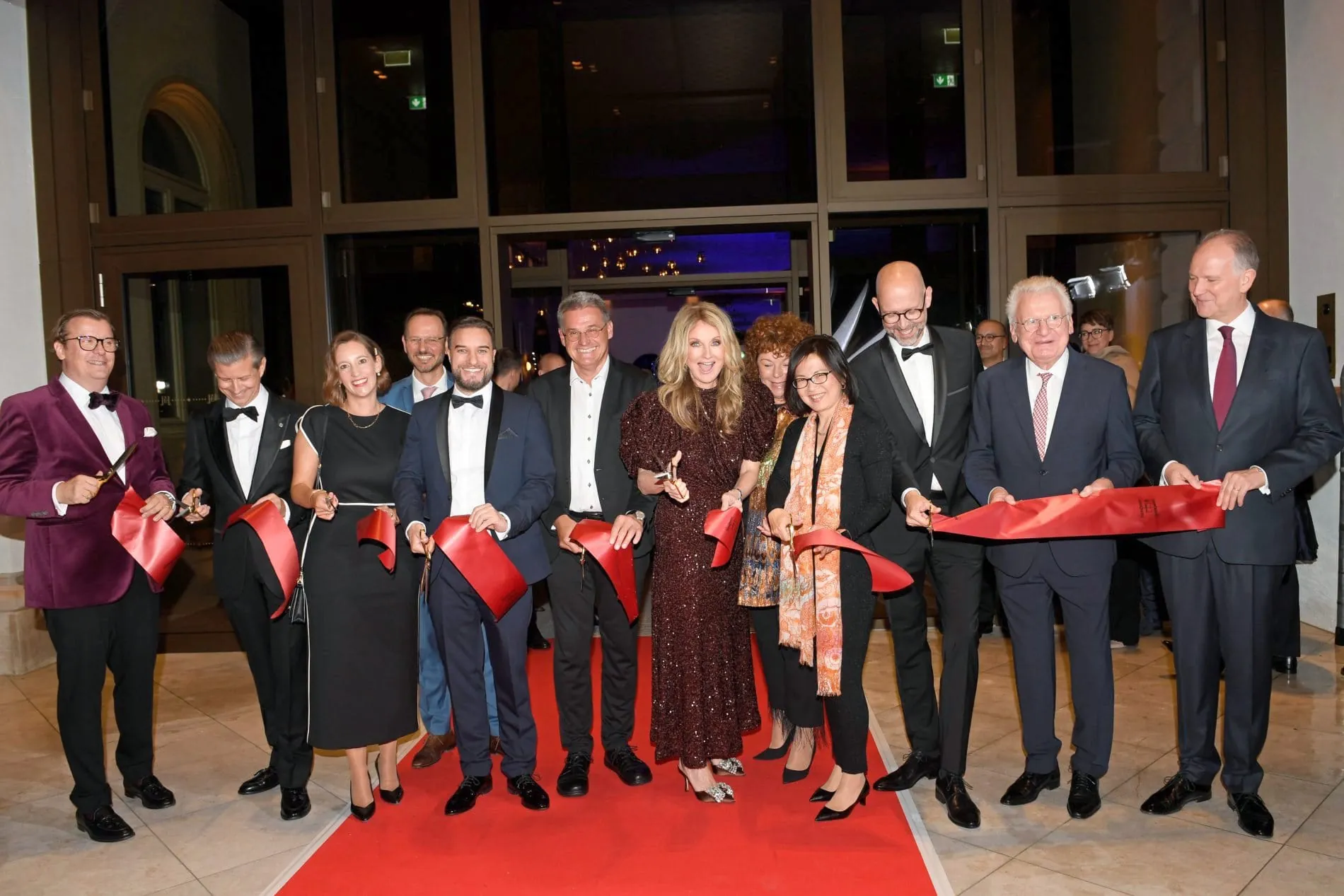 Der Europäische Hof in Baden-Baden ist zurück – als neues Aushängeschild der Steigenberger-Gruppe. Beim Grand-Opening feierten Promis, Branchen-Profis und zahlreiche Medienvertreter.