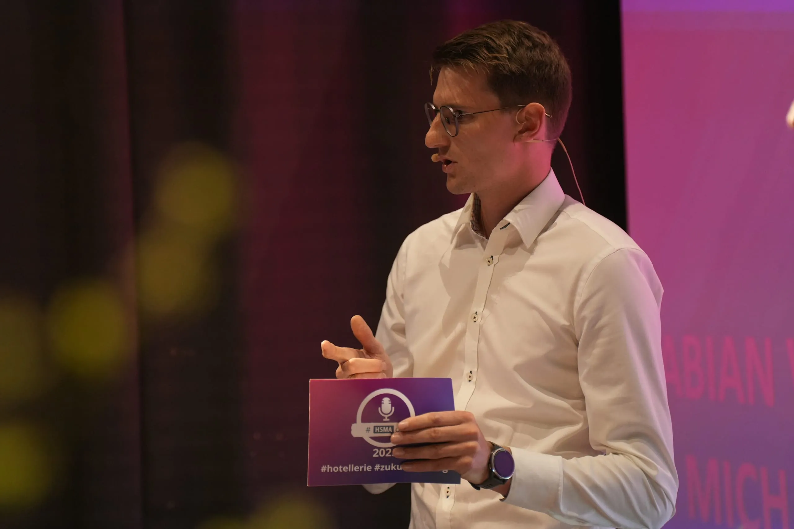 HSMA Day 2025: Das Branchentreffen in Köln stand ganz im Zeichen von inspirierenden Keynotes und praxisnahen Deep Dives zu aktuellen Themen. Auch Fabian Wiesler vom Seehotel Wiesler Titisee hielt einen Vortrag.