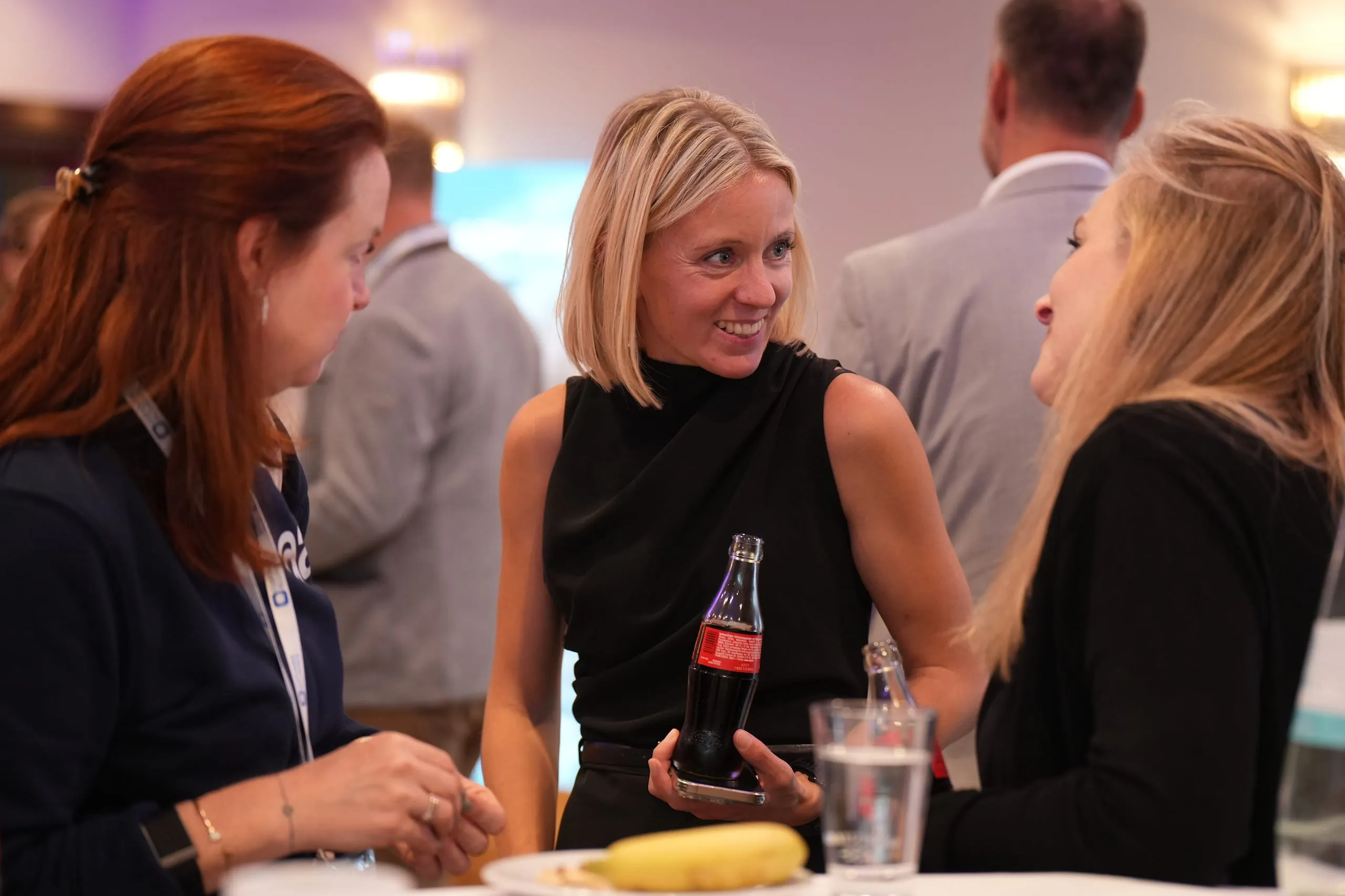 HSMA Day 2025: Anna Heuer (Mitte), Vorstandsvorsitzende der HSMA, im Austausch.