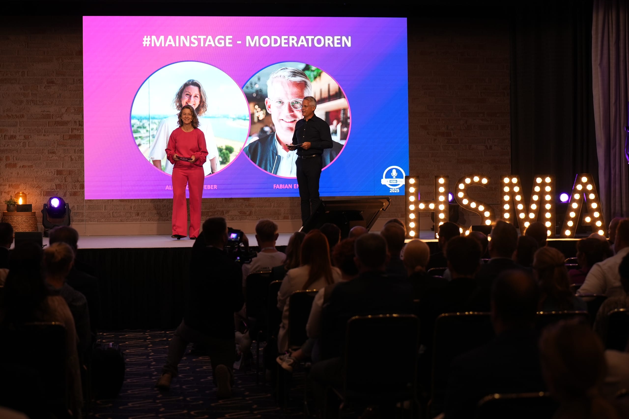 HSMA Day: Alexandra Weber, Head of Sales & Strategic Partnerships bei HSMA, und Fabian Engels, Stellvertretender HSMA-Präsident, moderierten das Event.