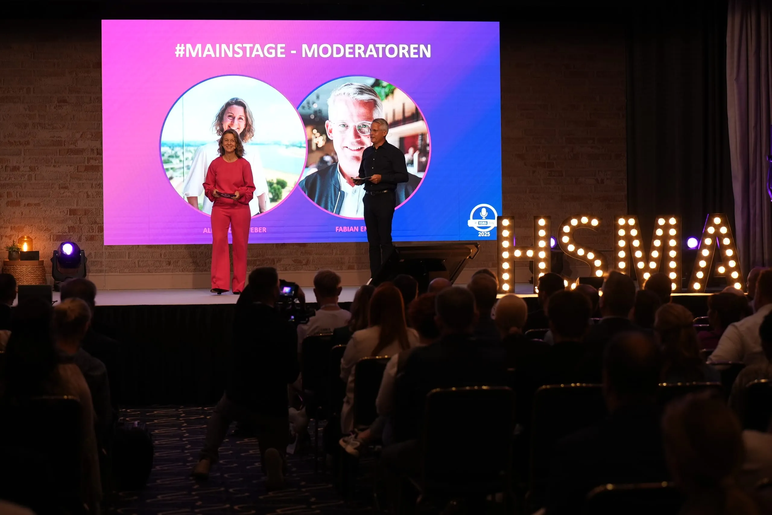 HSMA Day: Alexandra Weber, Head of Sales & Strategic Partnerships bei HSMA, und Fabian Engels, Stellvertretender HSMA-Präsident, moderierten das Event.