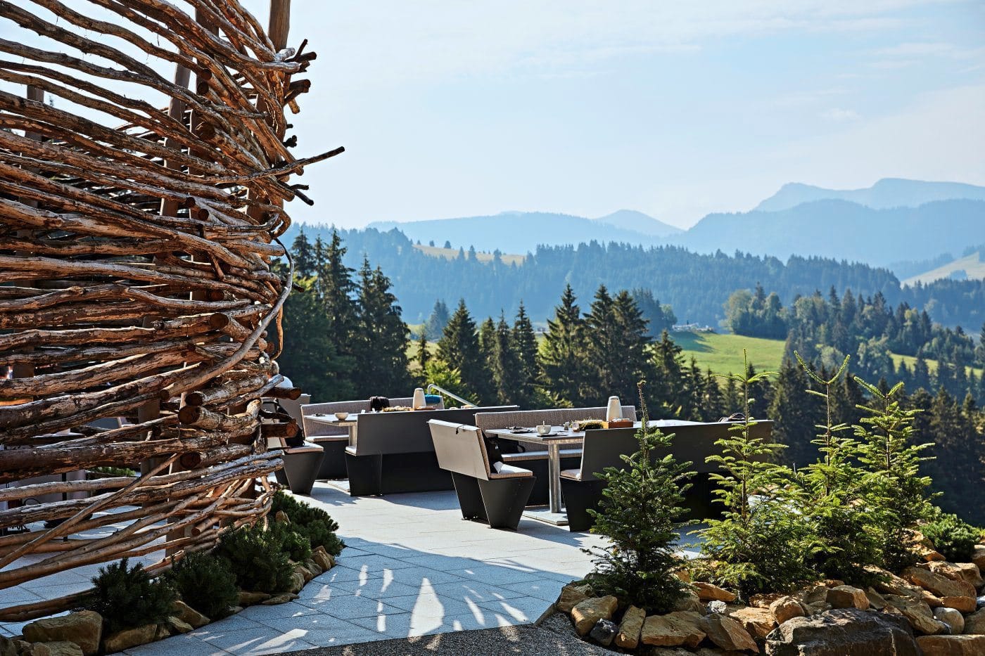 Im „Schwalbennest“ wird 205 Höhenmeter über dem Hotel bei schönem Wetter das Sonntagsfrühstück serviert.