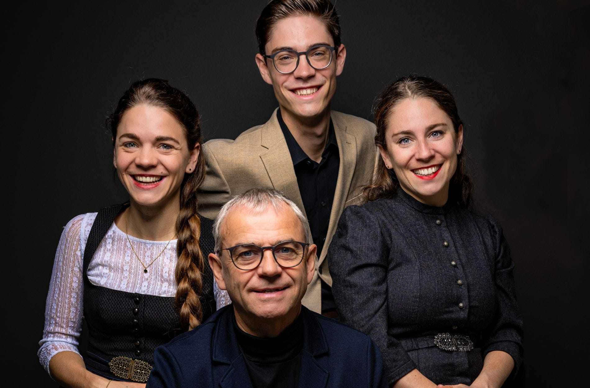 Sie agieren und gestalten gemeinsam: Klaus Hauber (vorn) und seine Kinder (von links) Eva, Tobias und Tanja.