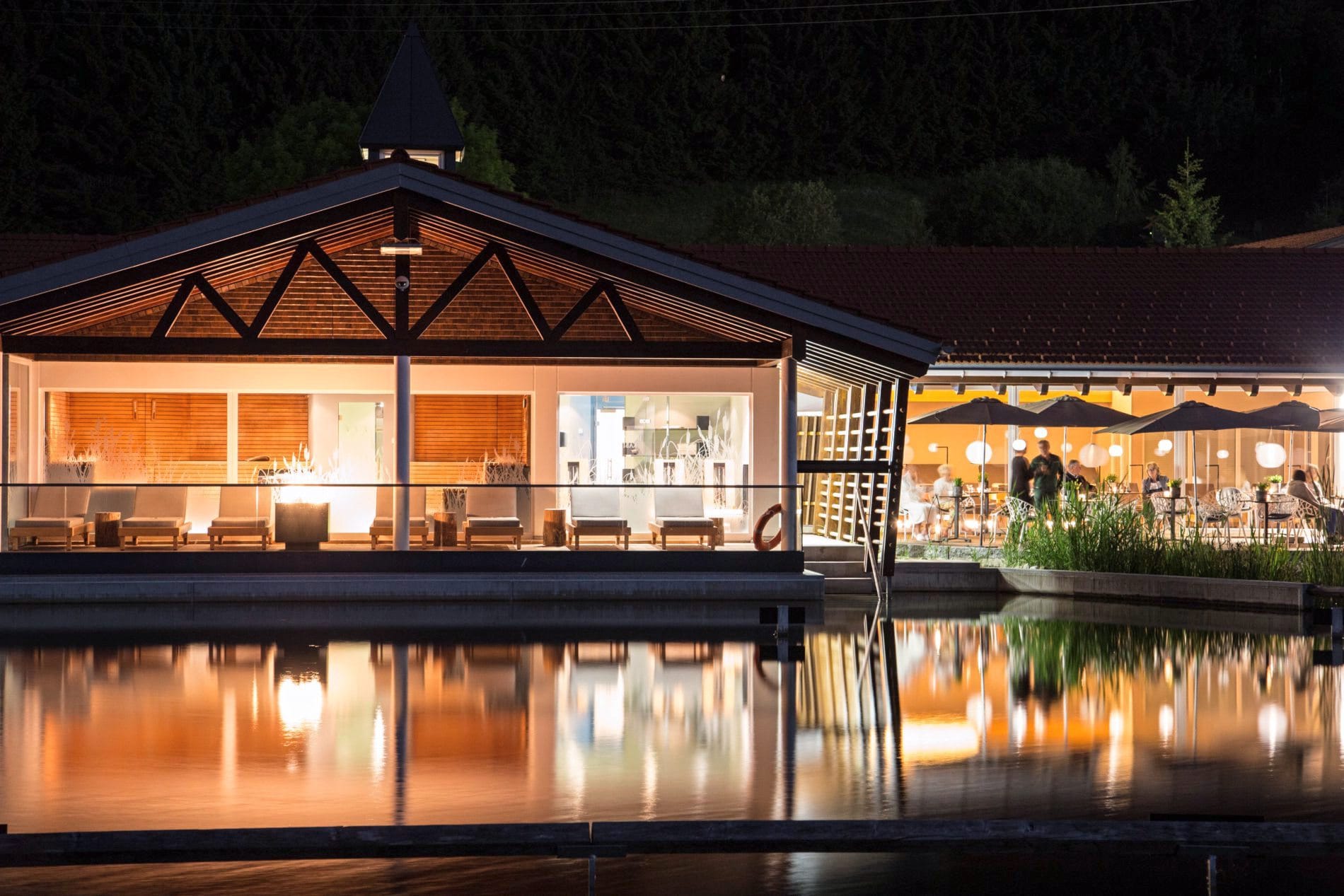 Wellness-Highlight im Resort: Der Naturbadeteich vor dem „Haus am See“.