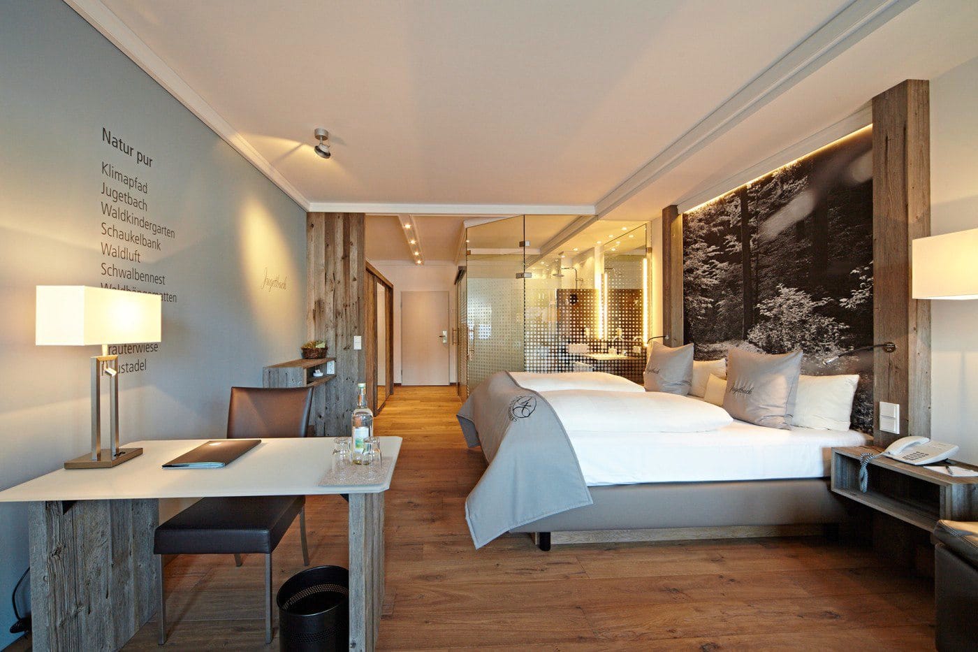 Gemütlichkeit im Gutshof auf rund 39 Quadratmetern: Das Zimmer „Jugetbach“ mit großem Wohn- und Schlafbereich.