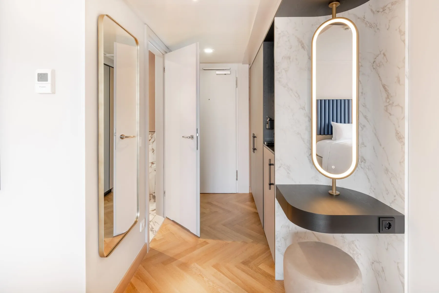 Flur- und Garderobenbereich in einem Twin-Executive-Plus-Zimmer im Hilton Berlin.