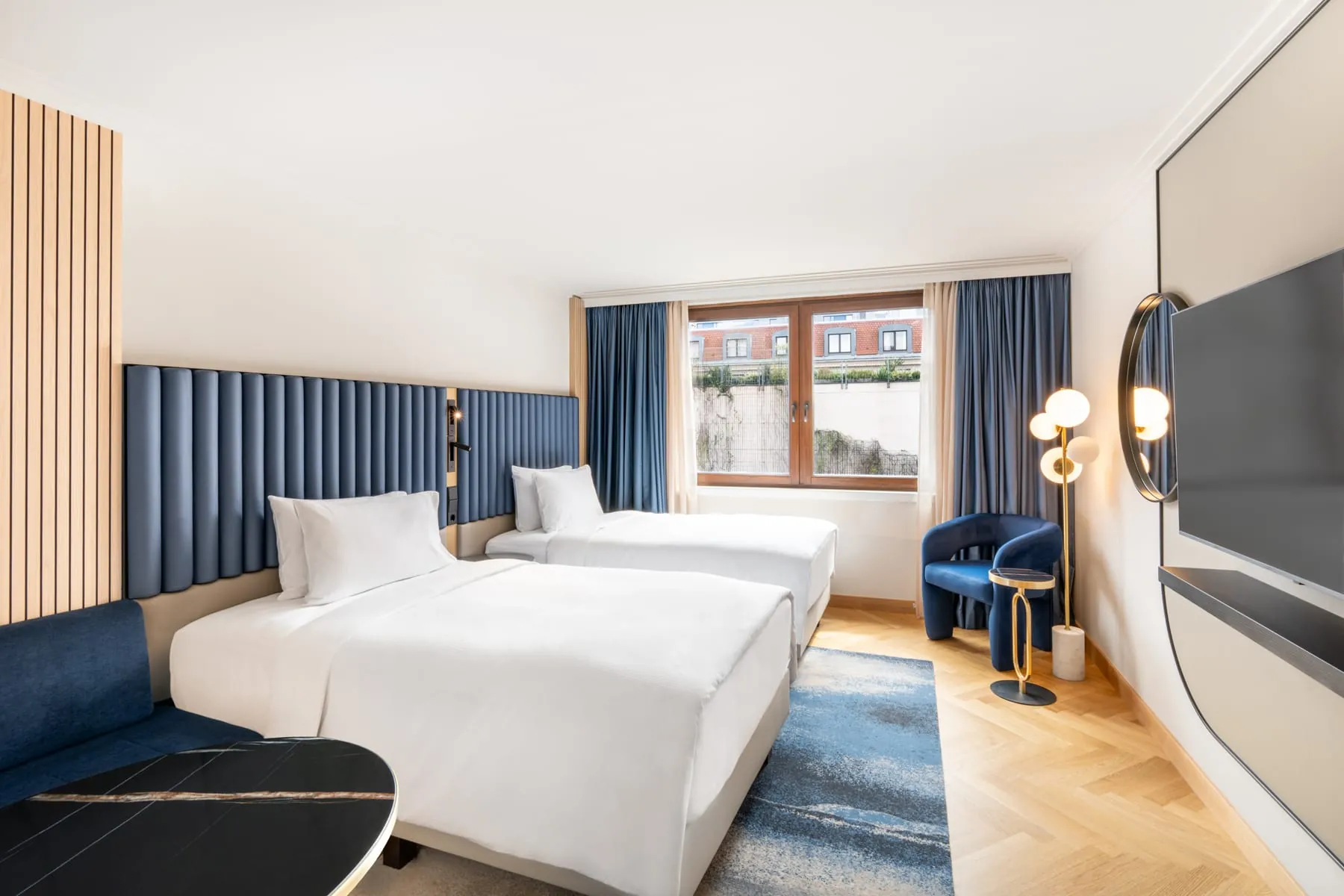 Blick in ein Twin-Executive-Zimmer im Hilton Berlin.