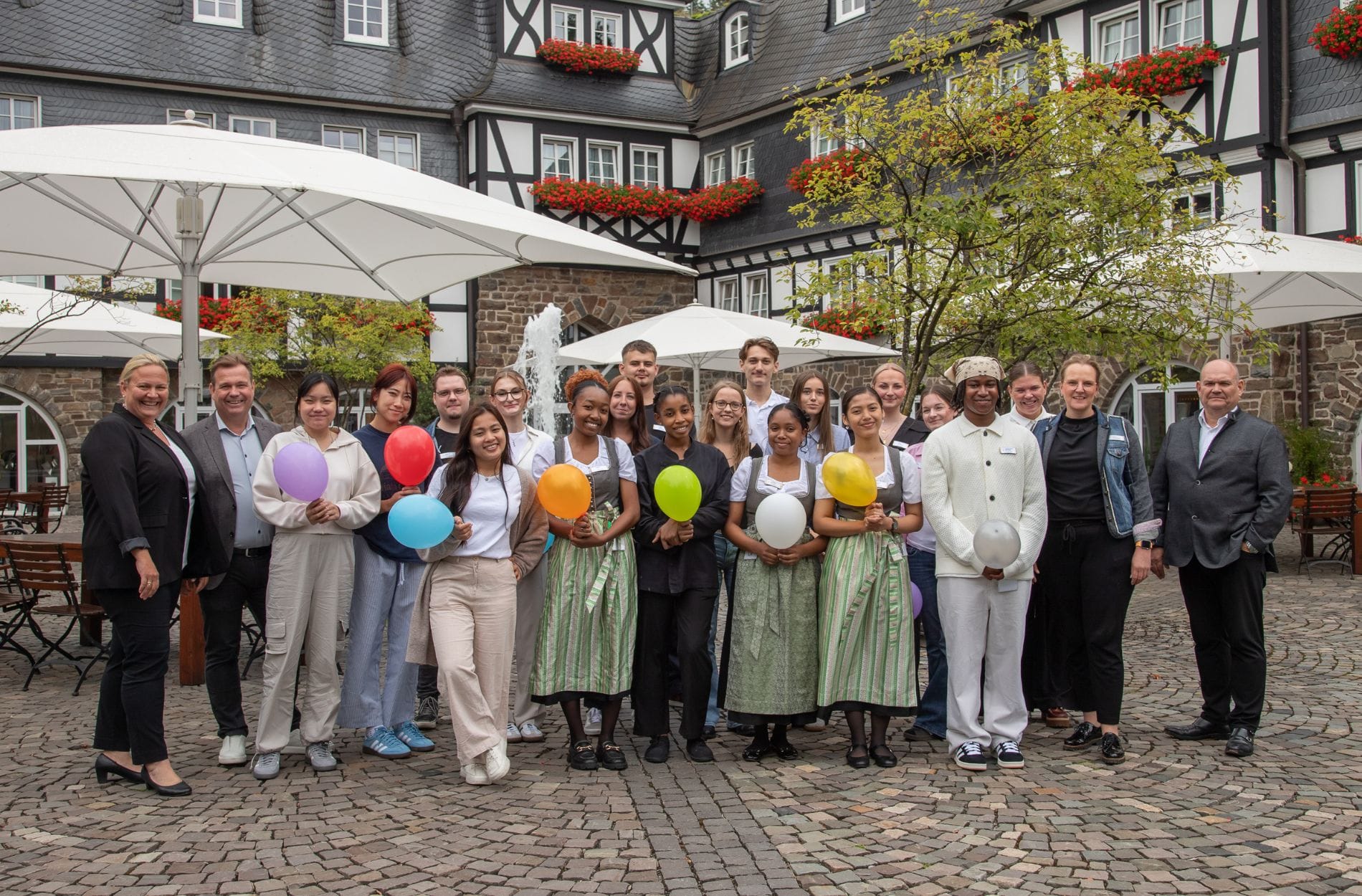 Ausbildungsstart in den Hotels der Kooperation „Die Sterne im Sauerland“: Die neuen Azubis im Hotel Deimann in Schmallenberg.
