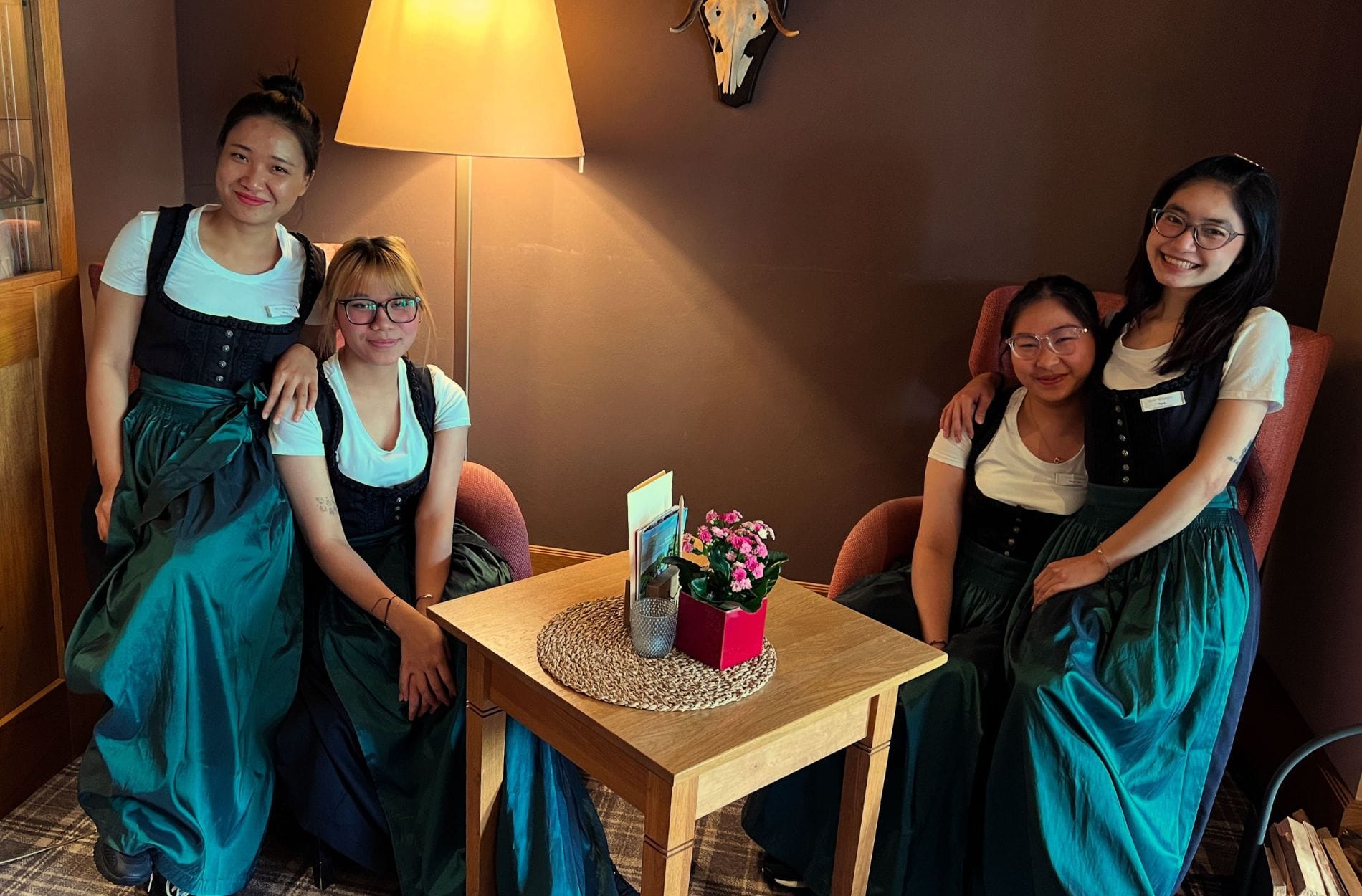 Ausbildungsstart in den Hotels der Kooperation „Die Sterne im Sauerland“: Vier neue Azubis im Hotel Rimberg in Schmallenberg.