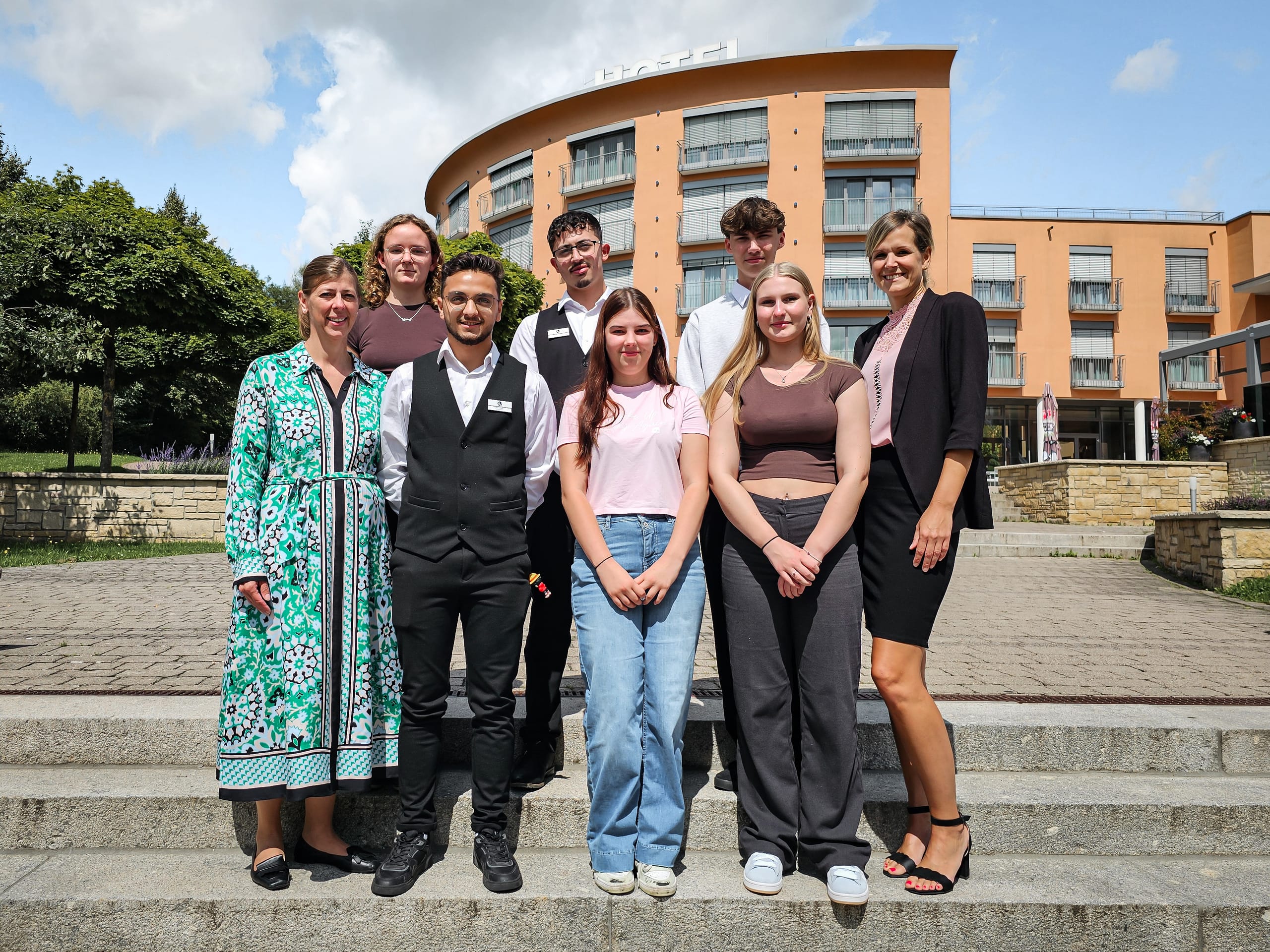 Hoteldirektorin Anja Liehr (links) und Personalleiterin Sabine Oelsner (rechts) heißen die fünf neuen Auszubildenden im Hotel am Vitalpark herzlich willkommen.