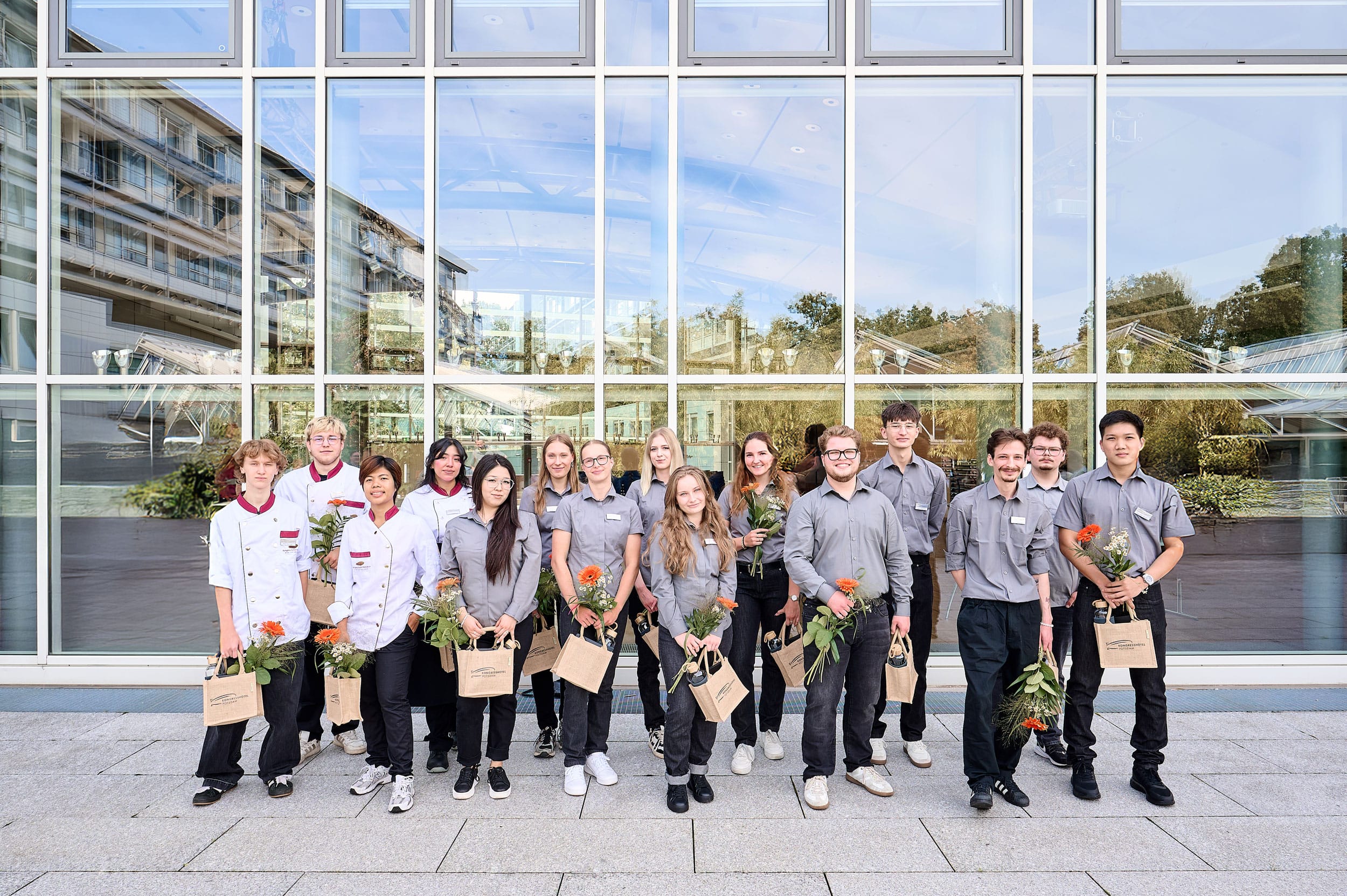 Im Kongresshotel Potsdam am Templiner See starten 15 neue Azubis und duale Studierende in fünf Berufsfeldern – insgesamt begleitet das Hotel 49 Nachwuchskräfte.