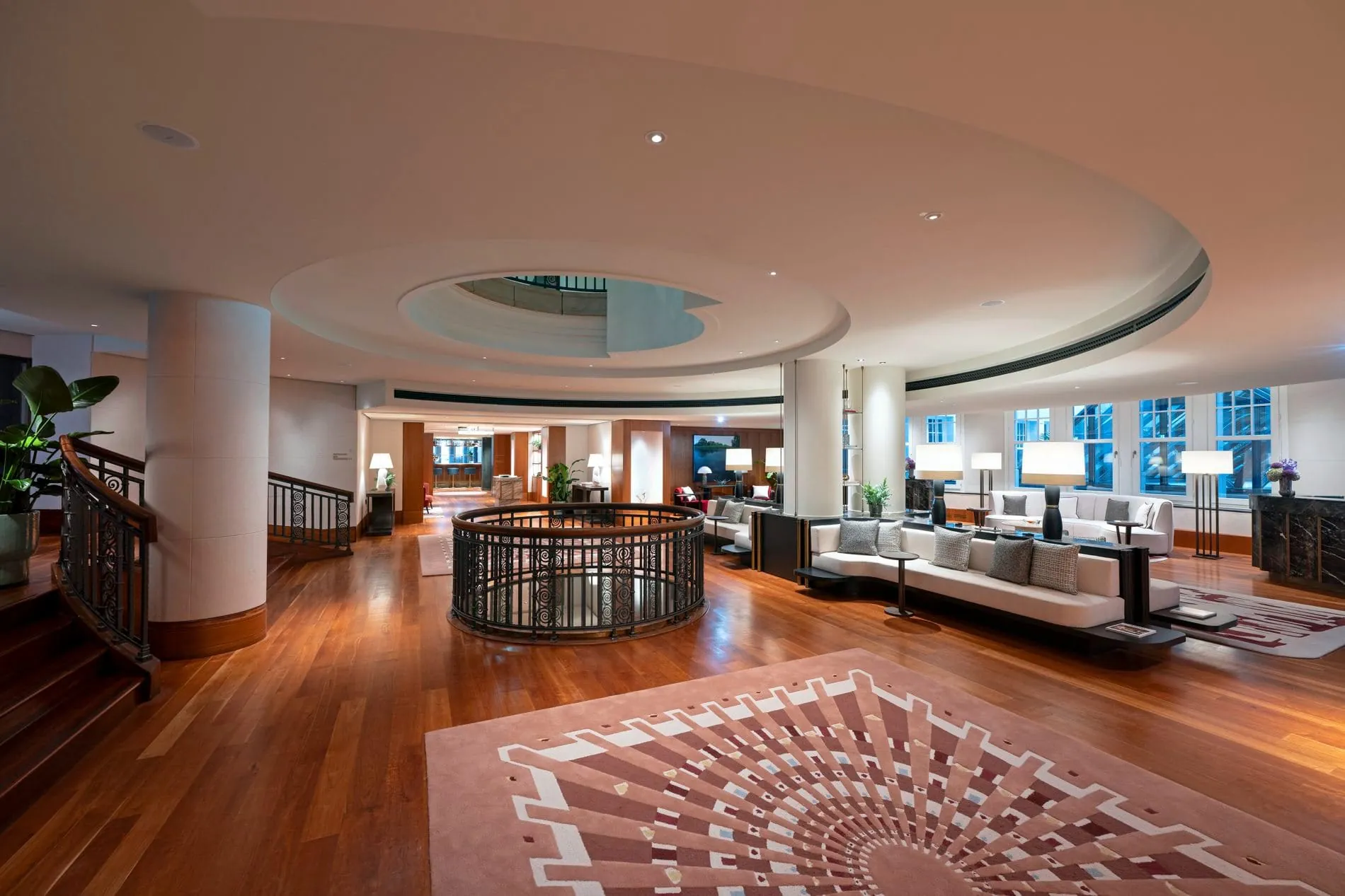 Die meisten öffentlichen Räume - wie die Lobby - befinden sich in der zweiten Etage des Gebäudes.