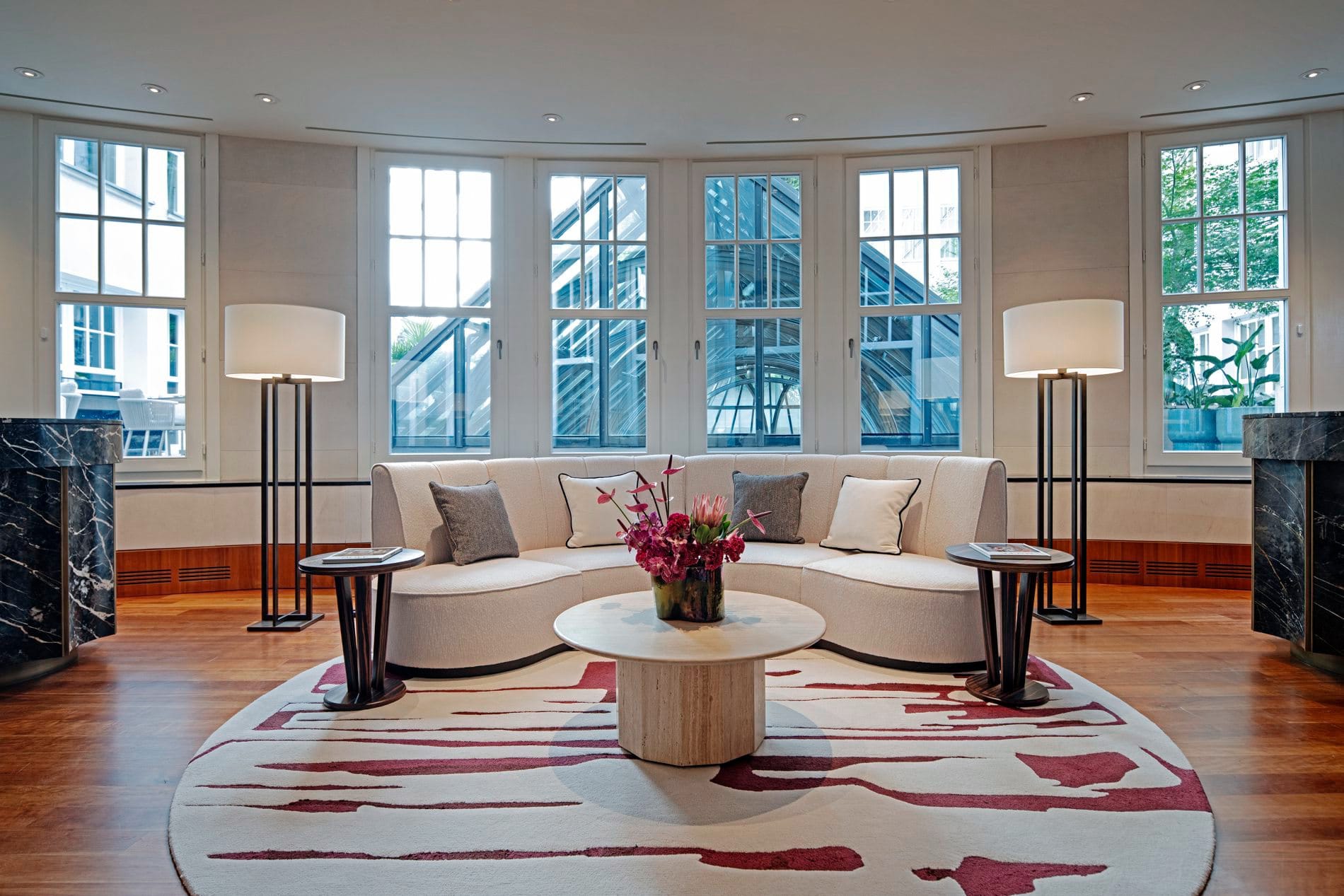 Ein Sofa in der Lobby soll zu einem entspannten Check-in beitragen.