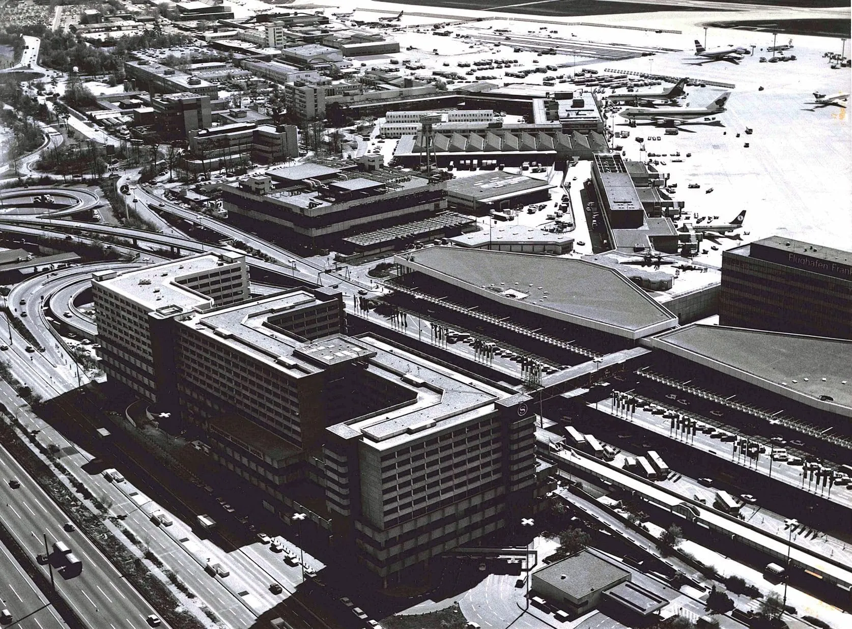 Luftaufnahme aus dem Jahr 1984: Die S-Form sollte an das Logo der Marke Sheraton erinnern.