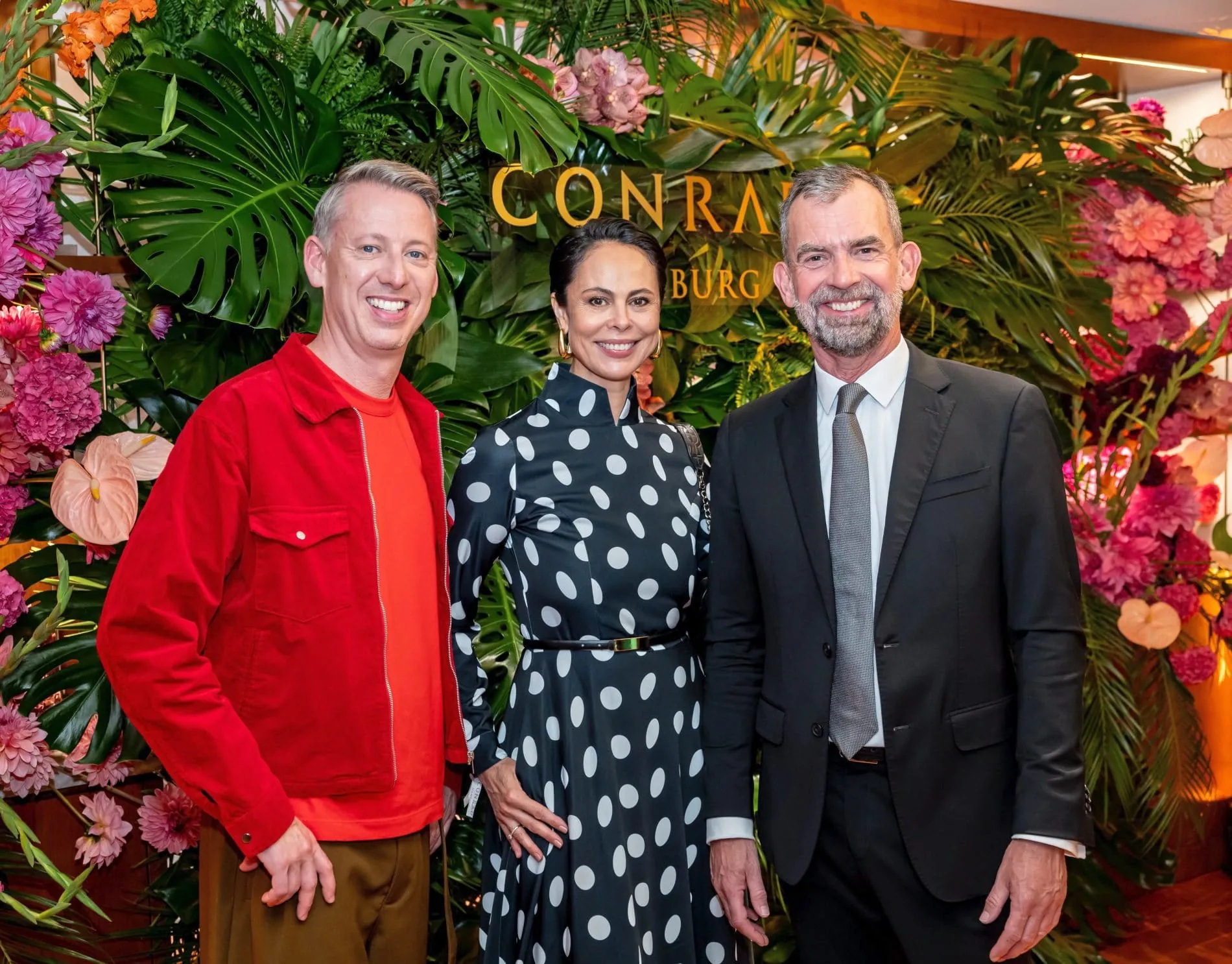 Opening-Gala: (von links) Nachrichtensprecher Andre Schünke und Künsterlin Natalia Yegorova mit Jörg Frehse.