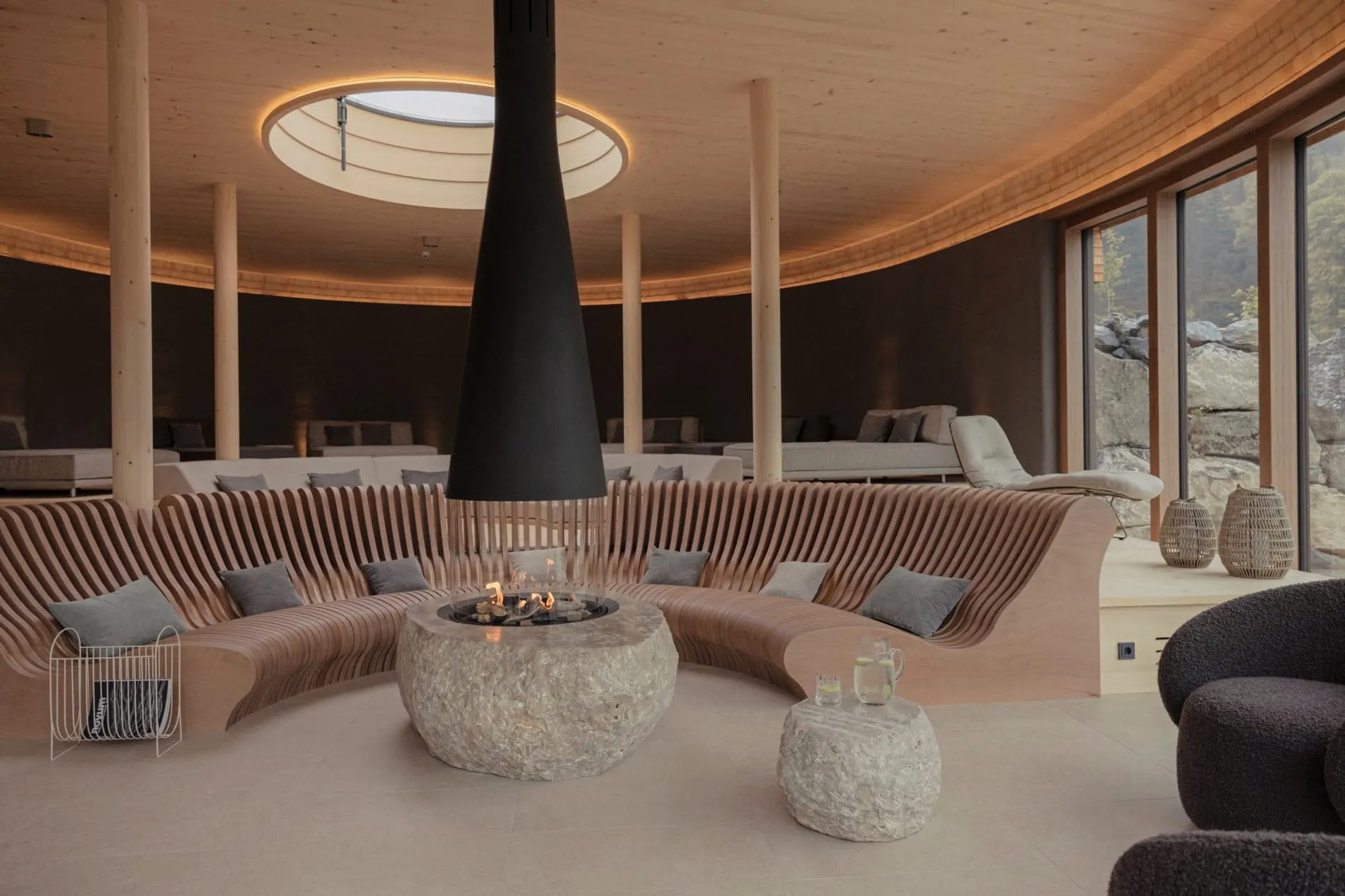 Mitten im Ruheraum: Die 360-Grad-Feuerstelle zählt zu den Highlights des erweiterten Spas der Schlossanger Alp im Allgäu.